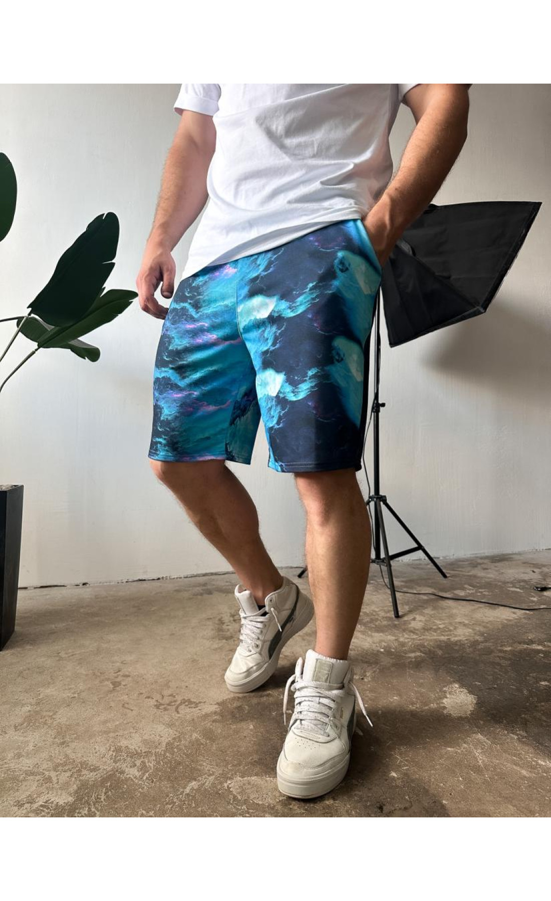 літні чоловічі сині трикотажні шорти з яскравим дизайном