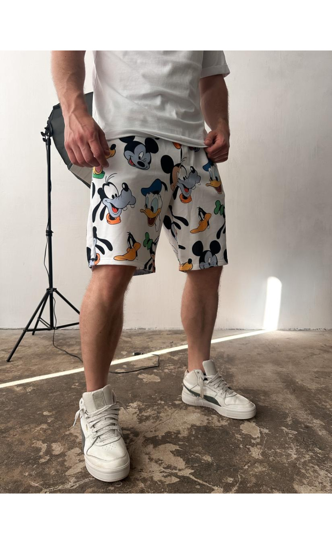 Білі чоловічі  трикотажні шорти з модним мультяшним принтом