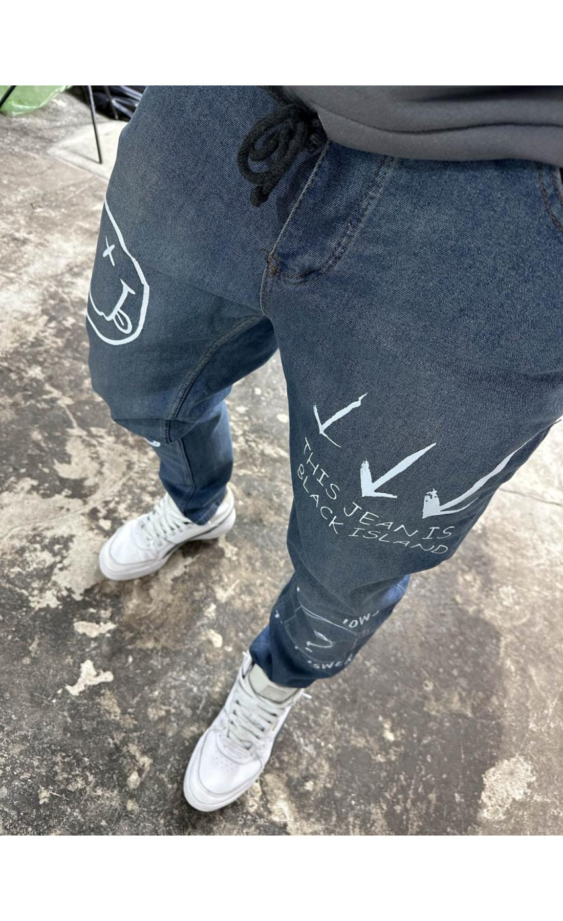 Сині  чоловічі завужені джинси з трендовим принтом