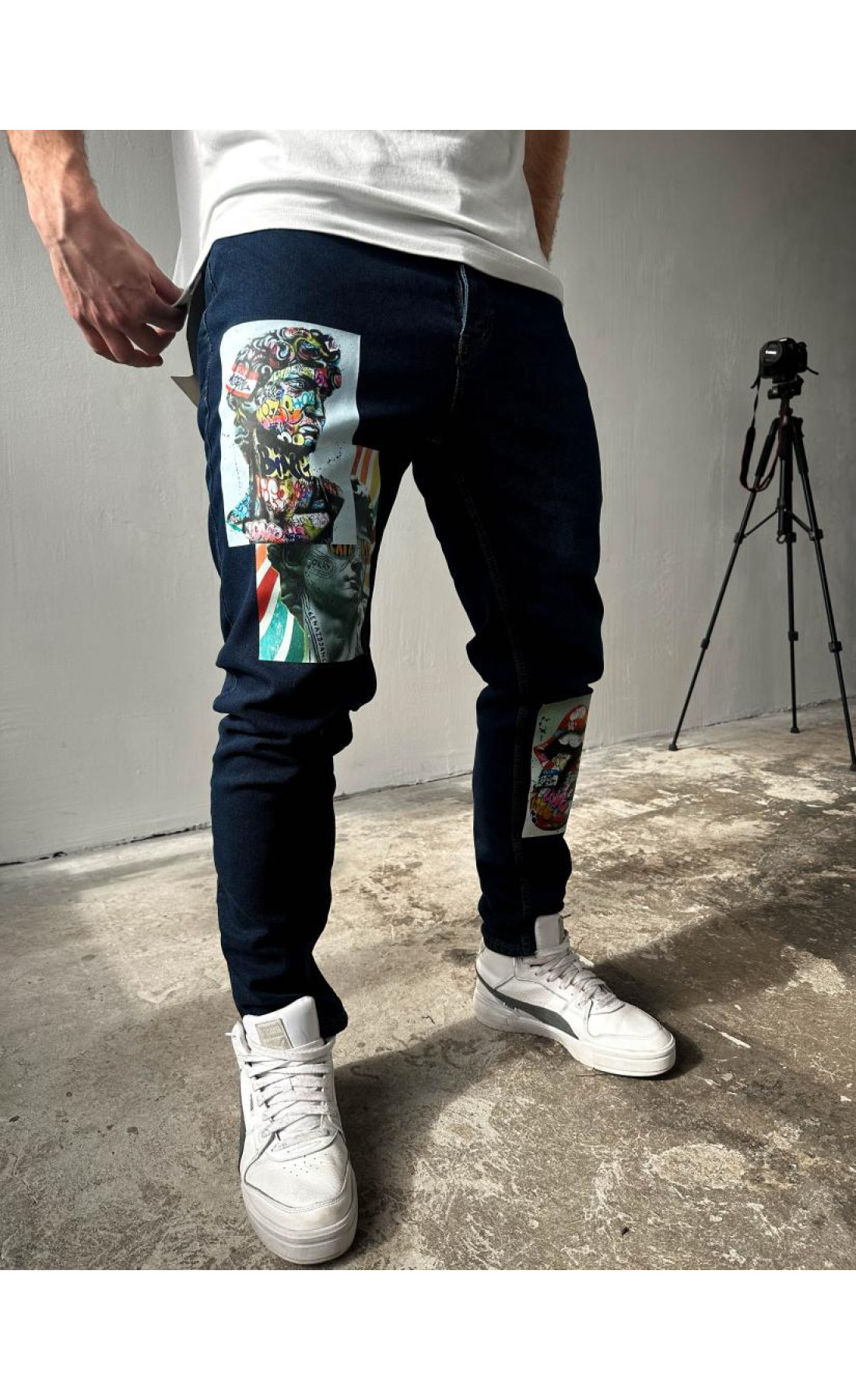 Темно-сині чоловічі зручні завужені джинси з яскравим принтом