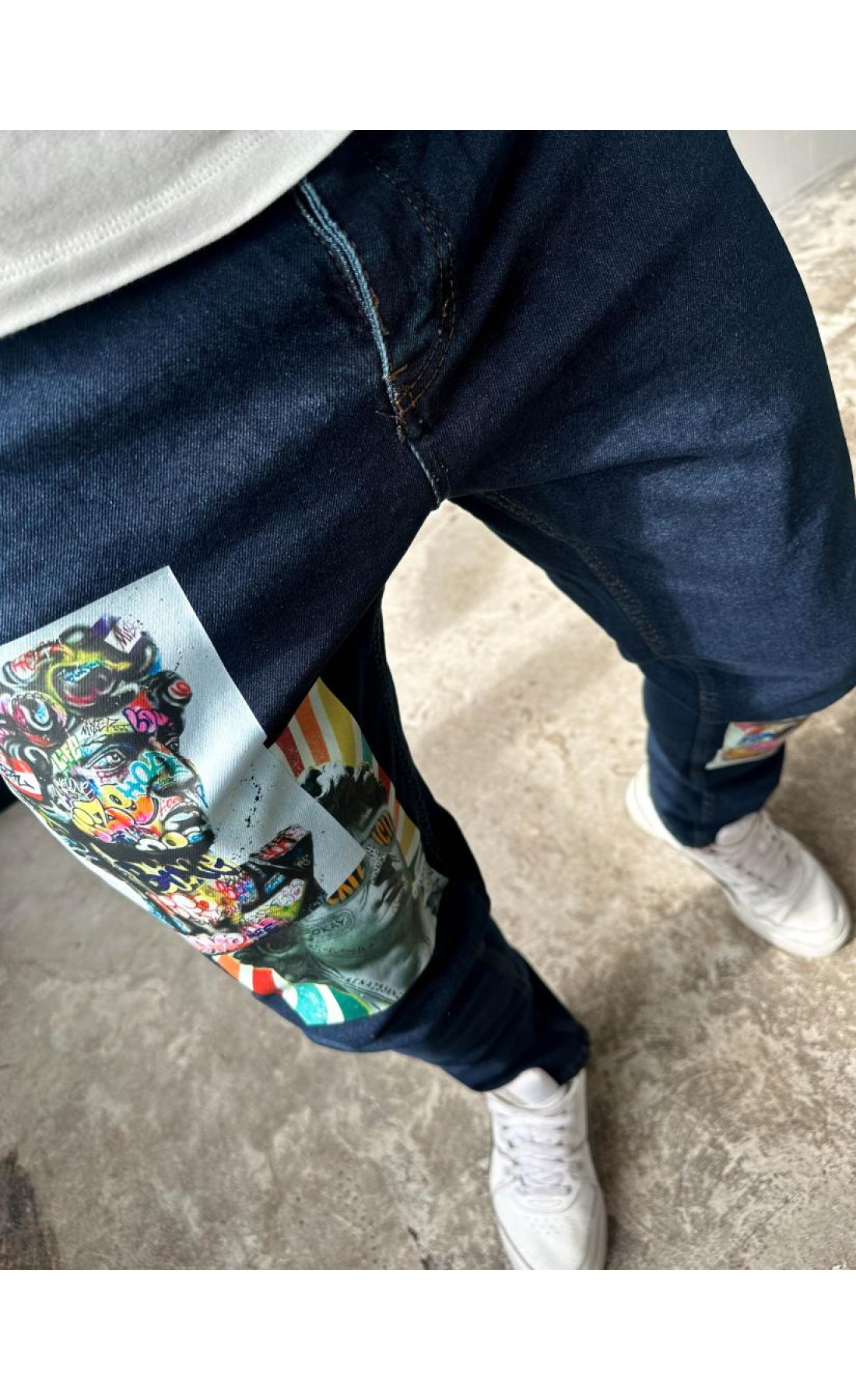 Темно-сині чоловічі зручні завужені джинси з яскравим принтом
