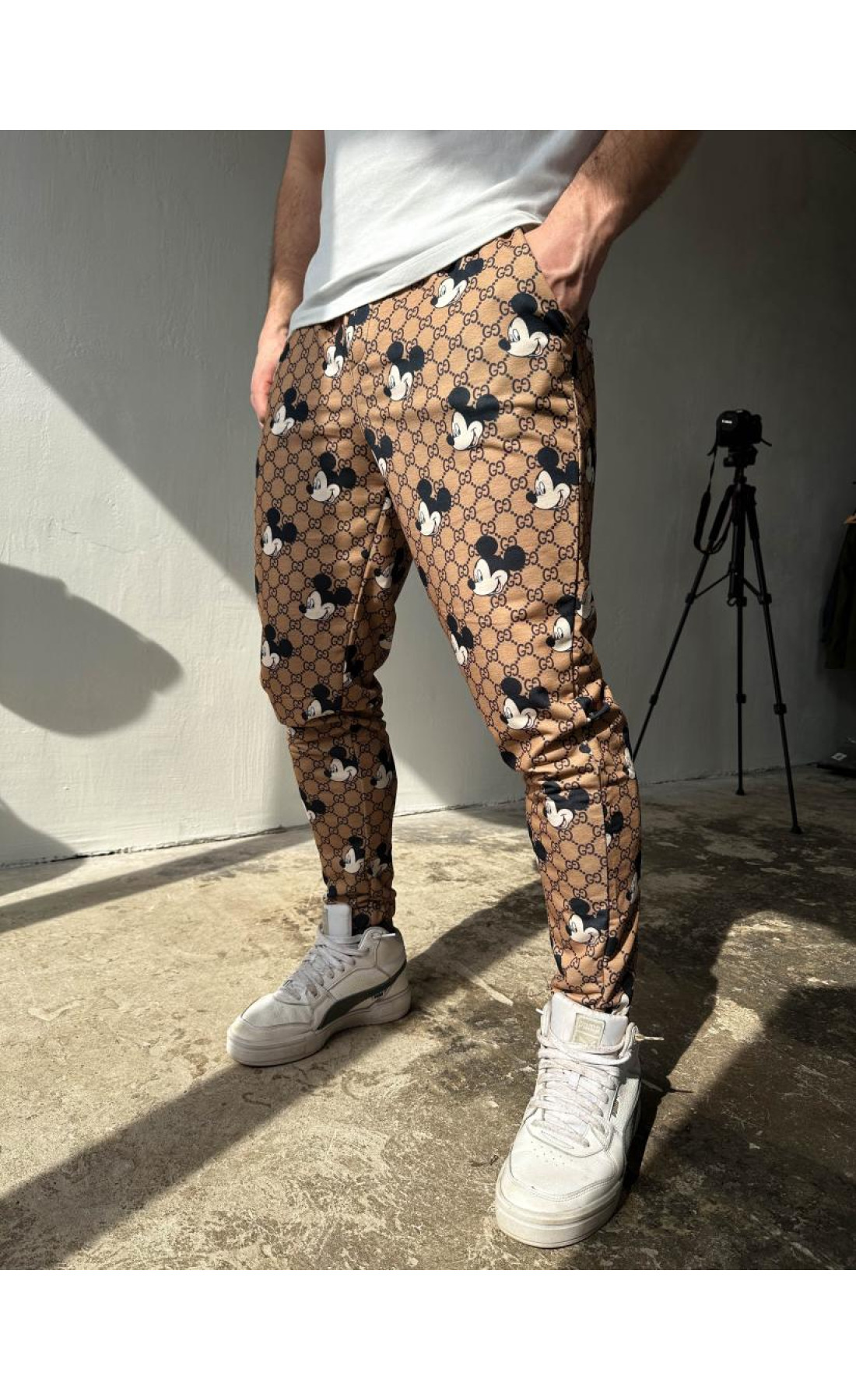 бежеві чоловічі спортивні штані з міккі маусом