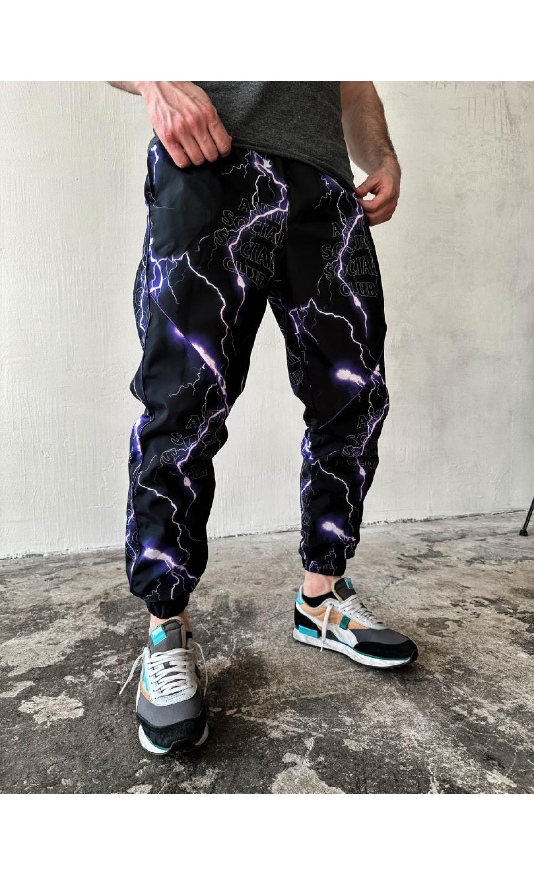 Чорні спортивні принтовані штани (плащівка на підкладці)