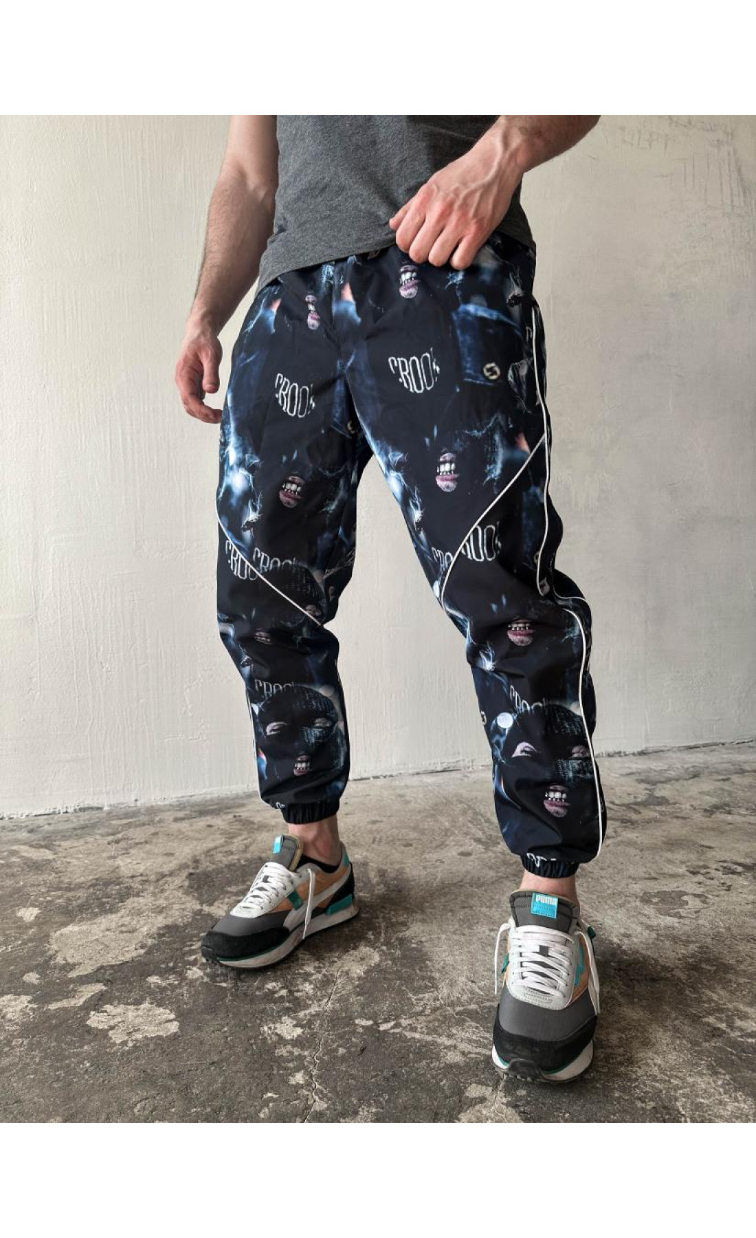 Чорні спортивні принтовані штани (плащівка на підкладці)