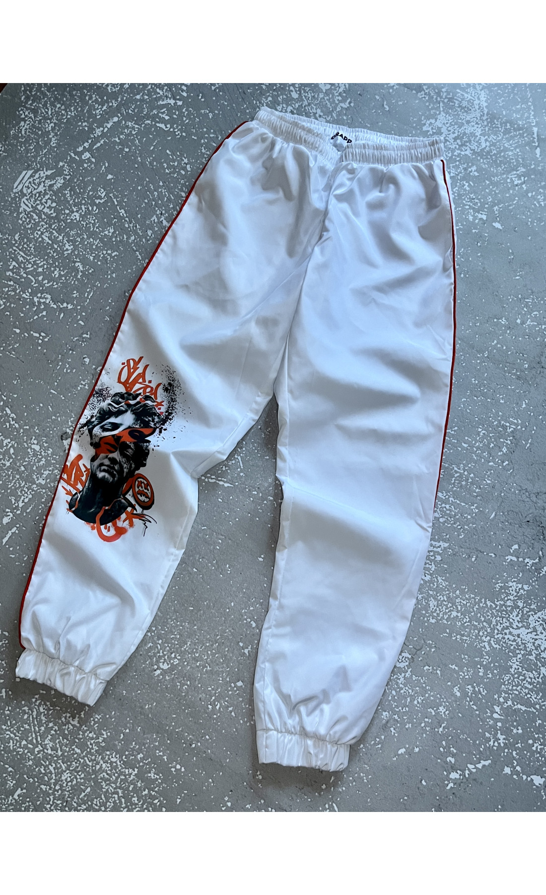 Спортивні чоловічі штани , білого кольору , з принтами