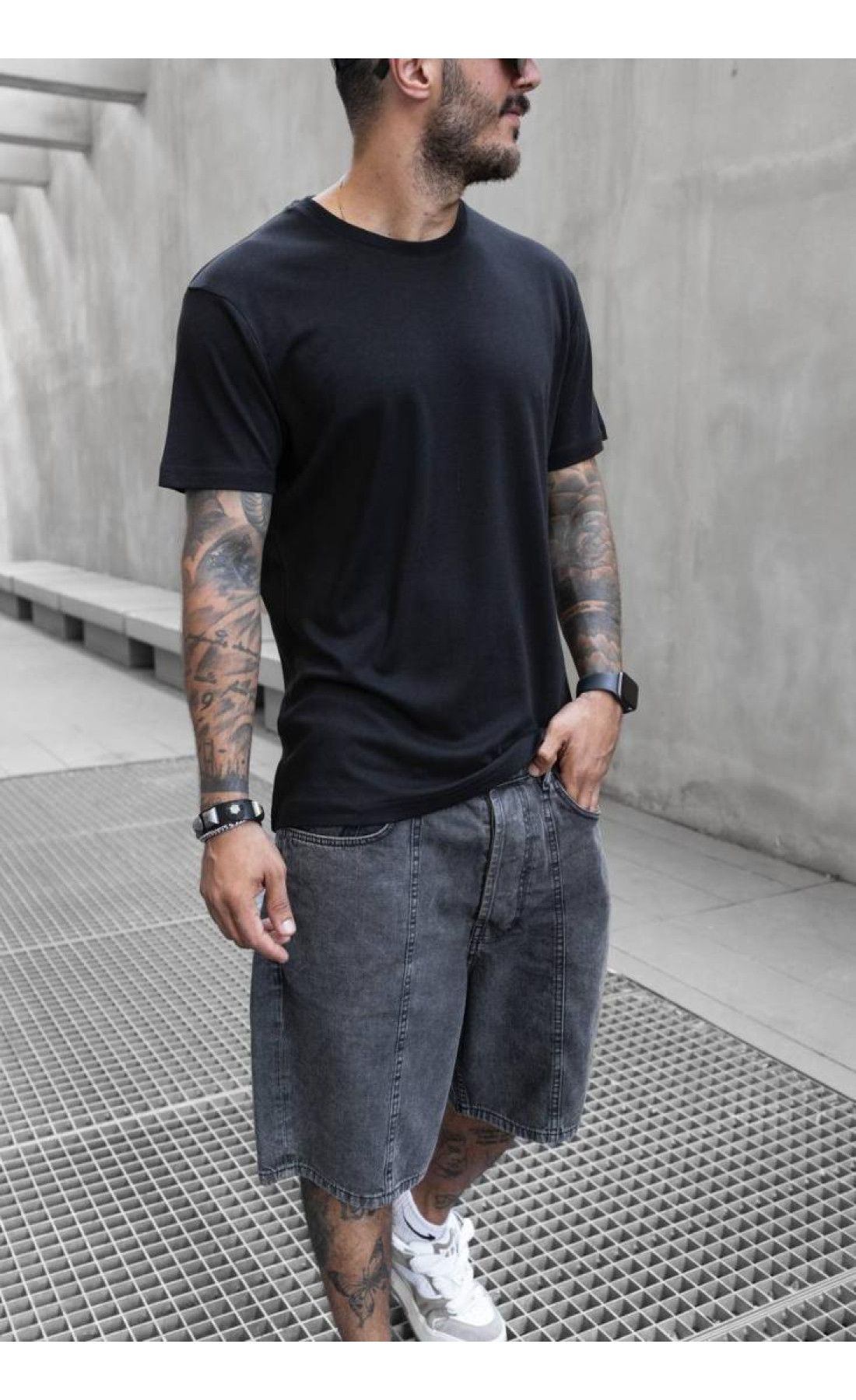 чорна чоловіча однотонна футболка