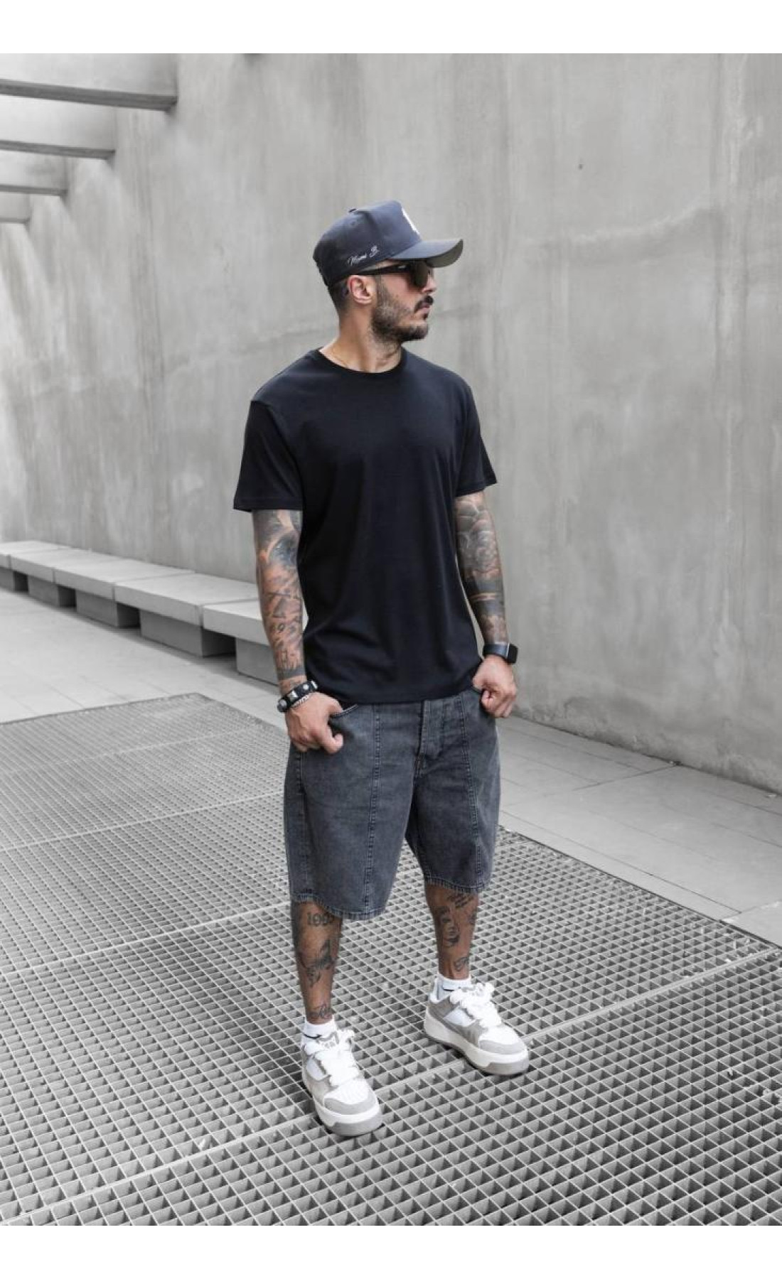 чорна чоловіча однотонна футболка