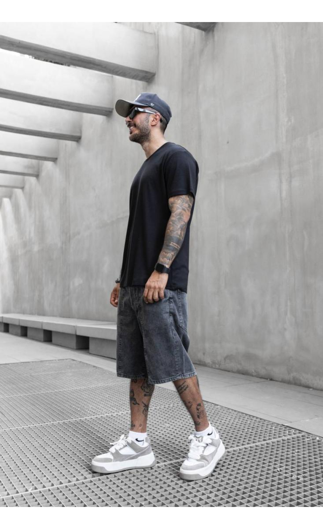 чорна чоловіча однотонна футболка