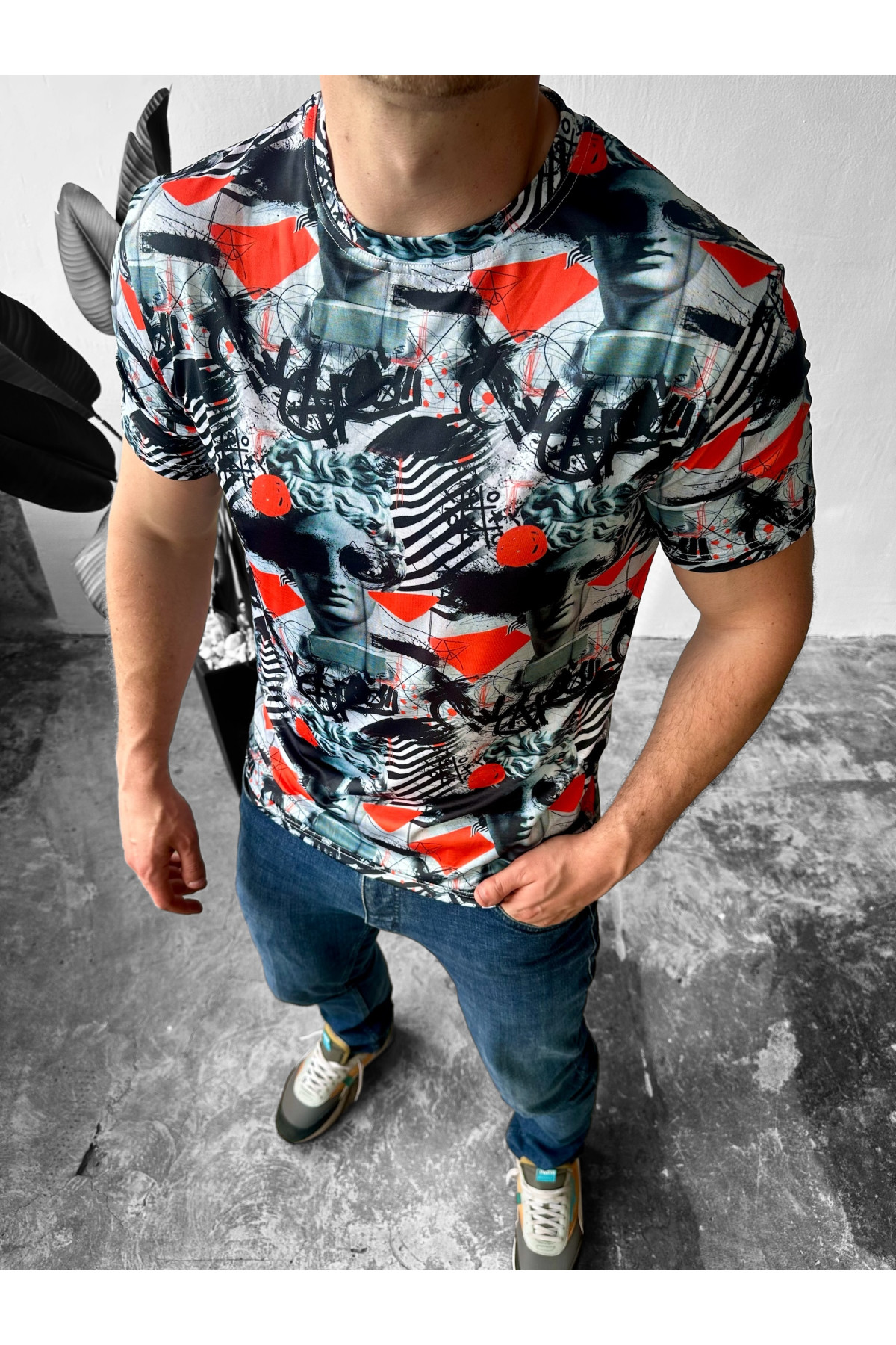 Комфортна літня чоловіча приталена футболка з трендовим дизайном