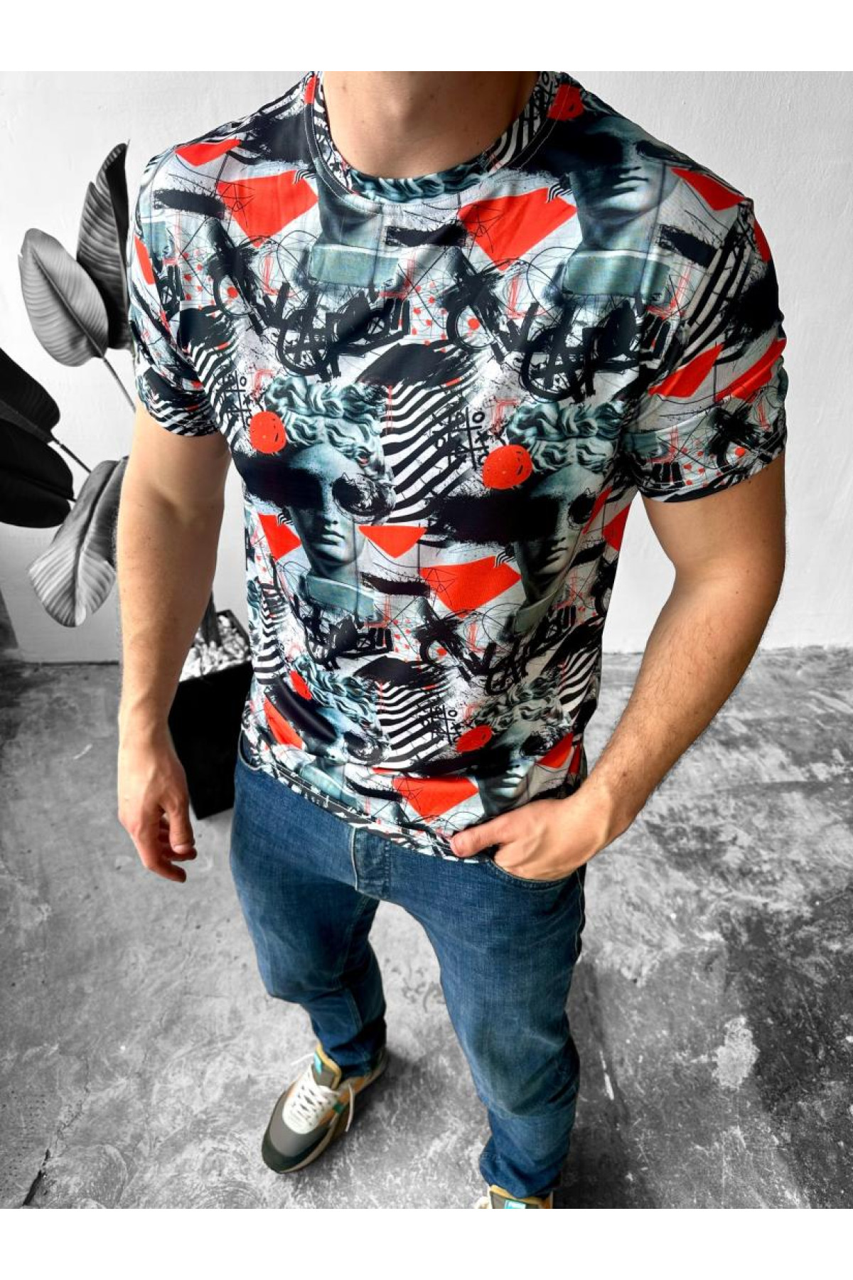 Комфортна літня чоловіча приталена футболка з трендовим дизайном