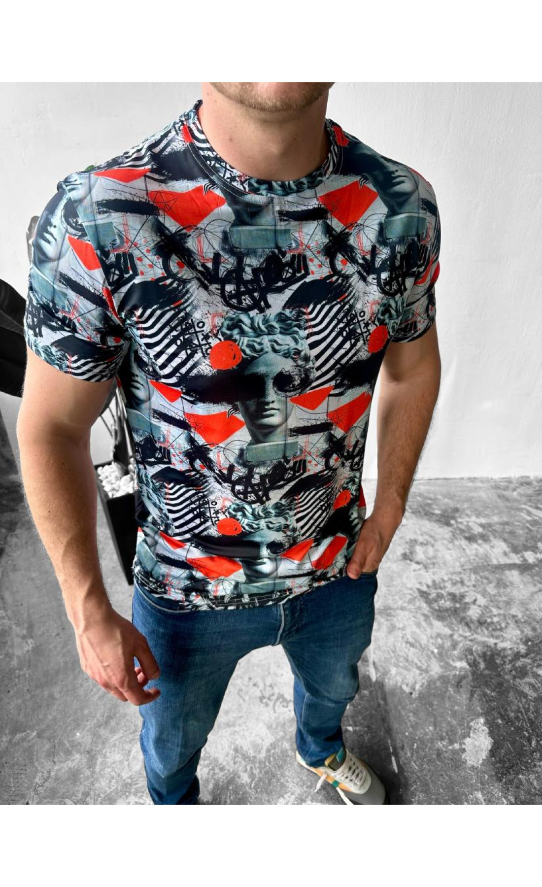 Комфортна літня чоловіча приталена футболка з трендовим дизайном