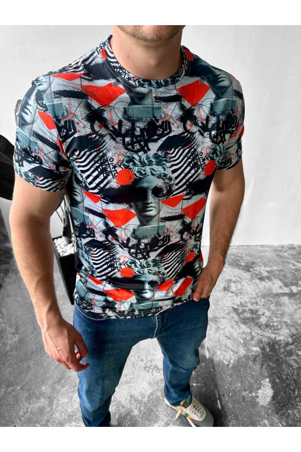 Комфортна літня чоловіча приталена футболка з трендовим дизайном