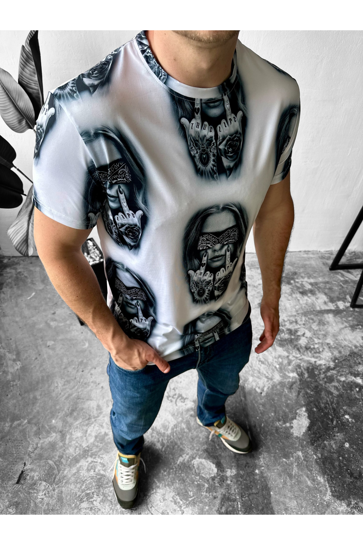 Біла чоловіча приталена зручна футболка з модним принтом