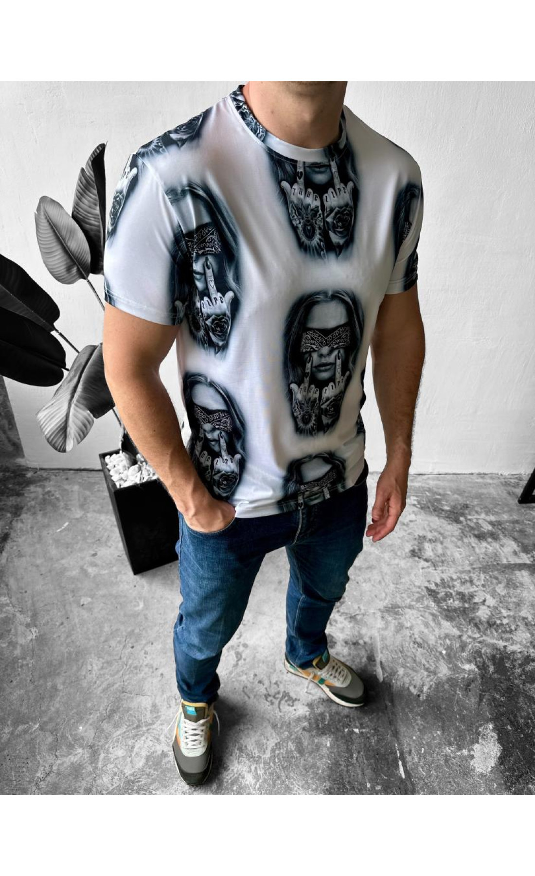 Біла чоловіча приталена зручна футболка з модним принтом