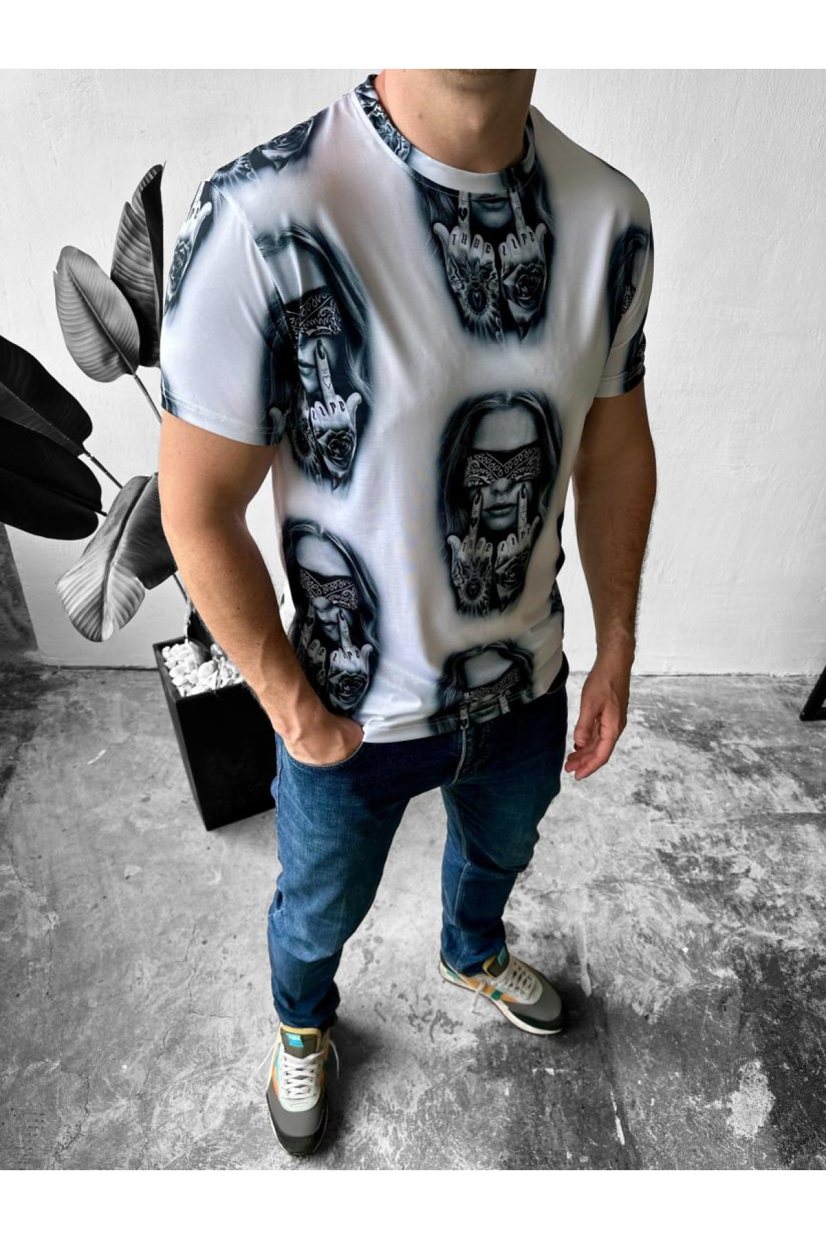 Біла чоловіча приталена зручна футболка з модним принтом