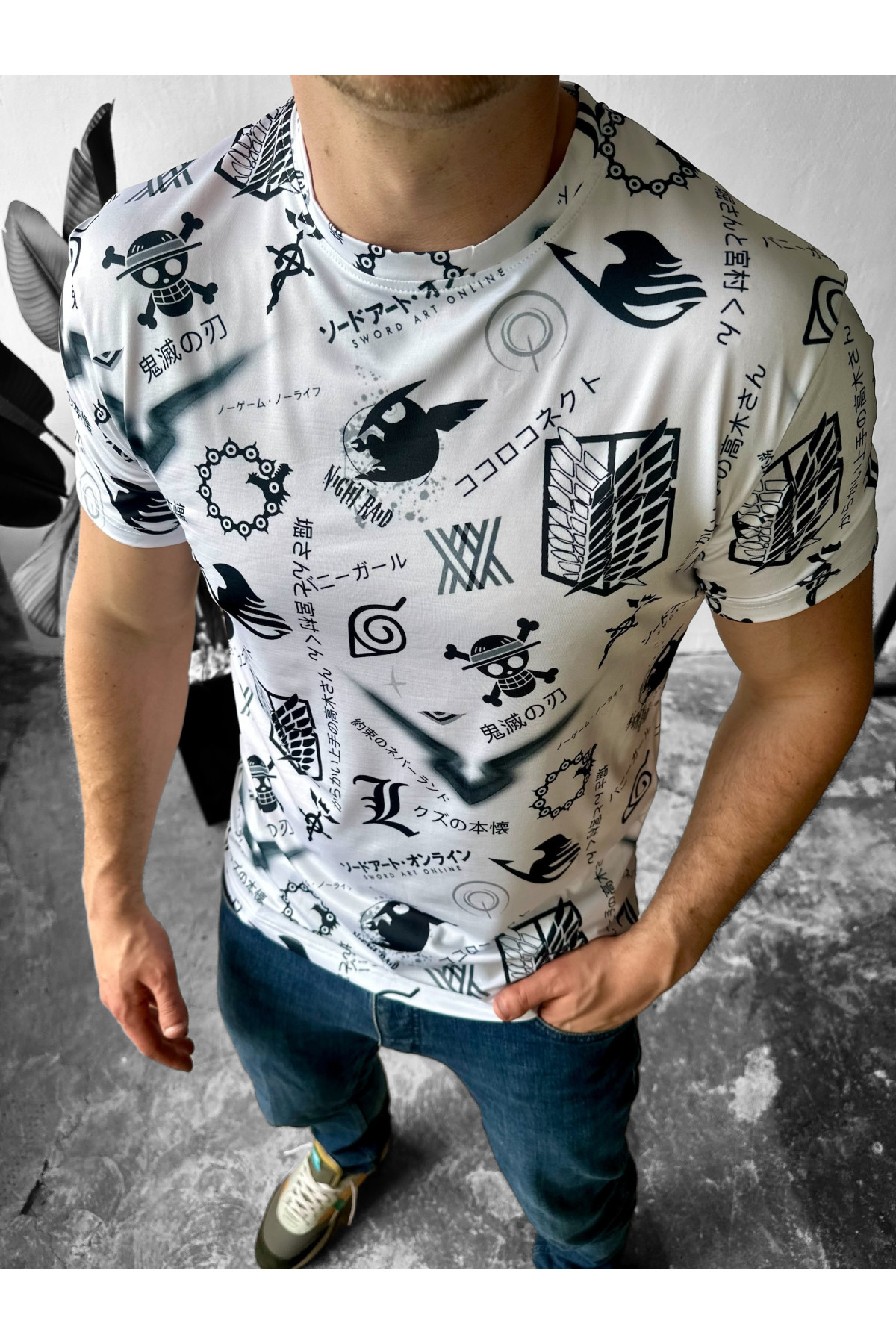 Біла легка чоловіча футболка з яскравим дизайном