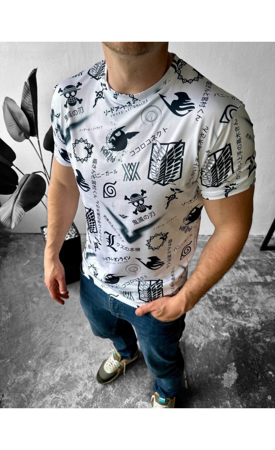 Біла легка чоловіча футболка з яскравим дизайном