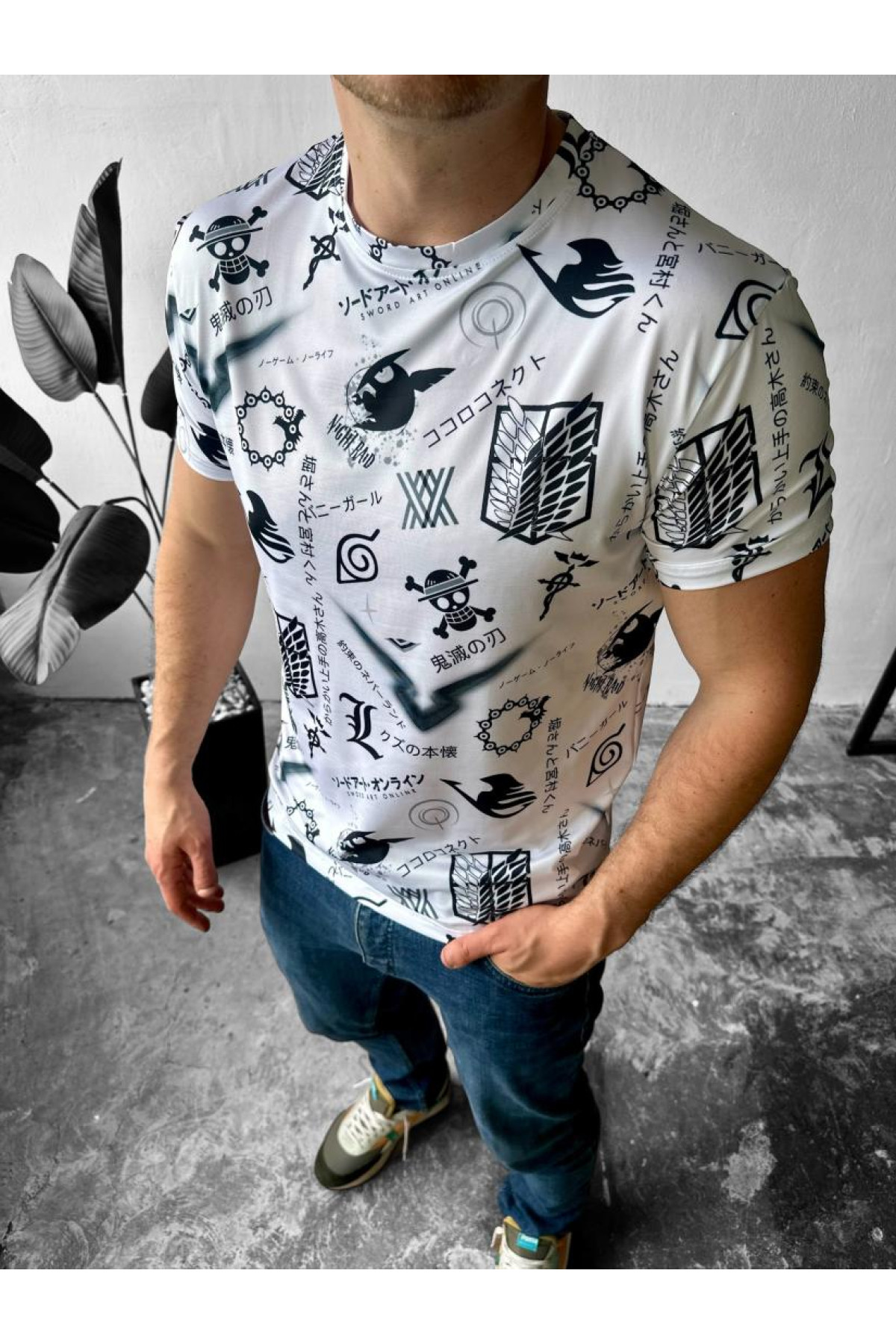 Біла легка чоловіча футболка з яскравим дизайном