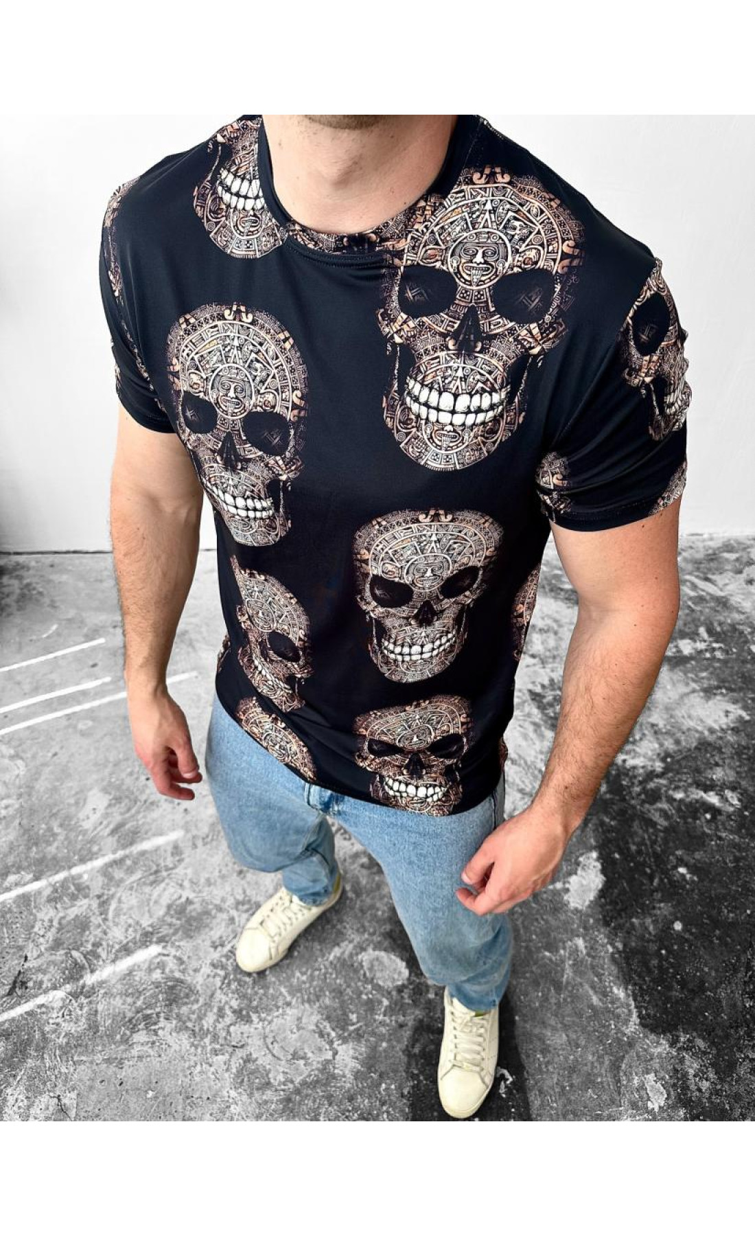 чорна чоловіча літня футболка з модним принтом
