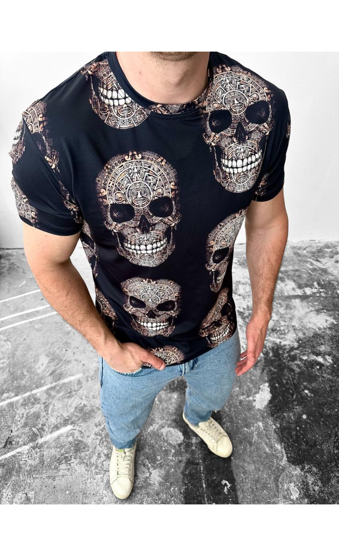 чорна чоловіча літня футболка з модним принтом