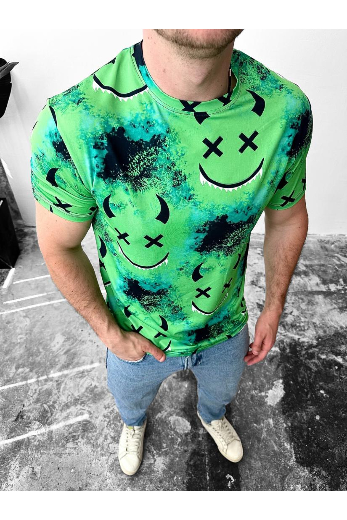Яскрава зелена чоловіча літня футболка з трендовим дизайном