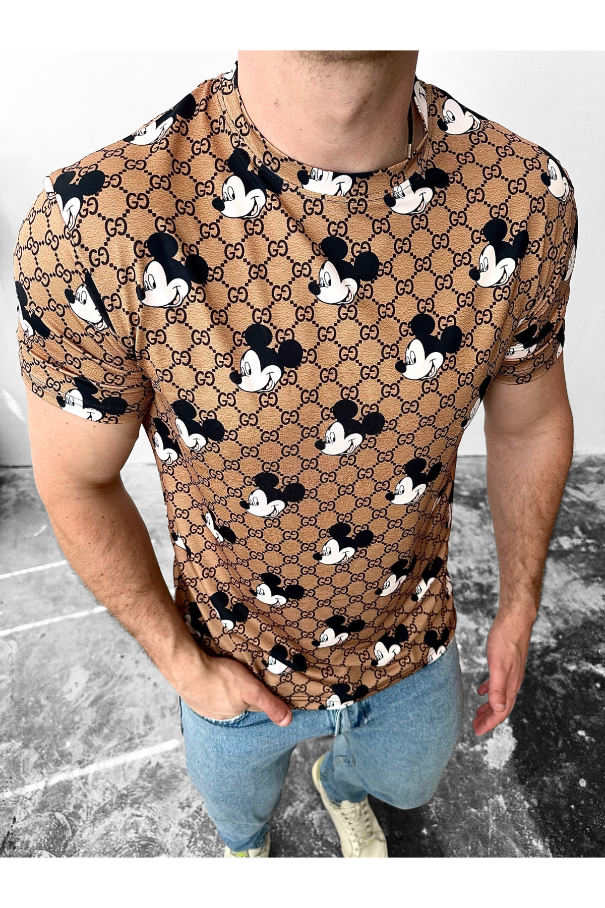 Чоловіча бежева зручна футболка з яскравим мультяшним принтом