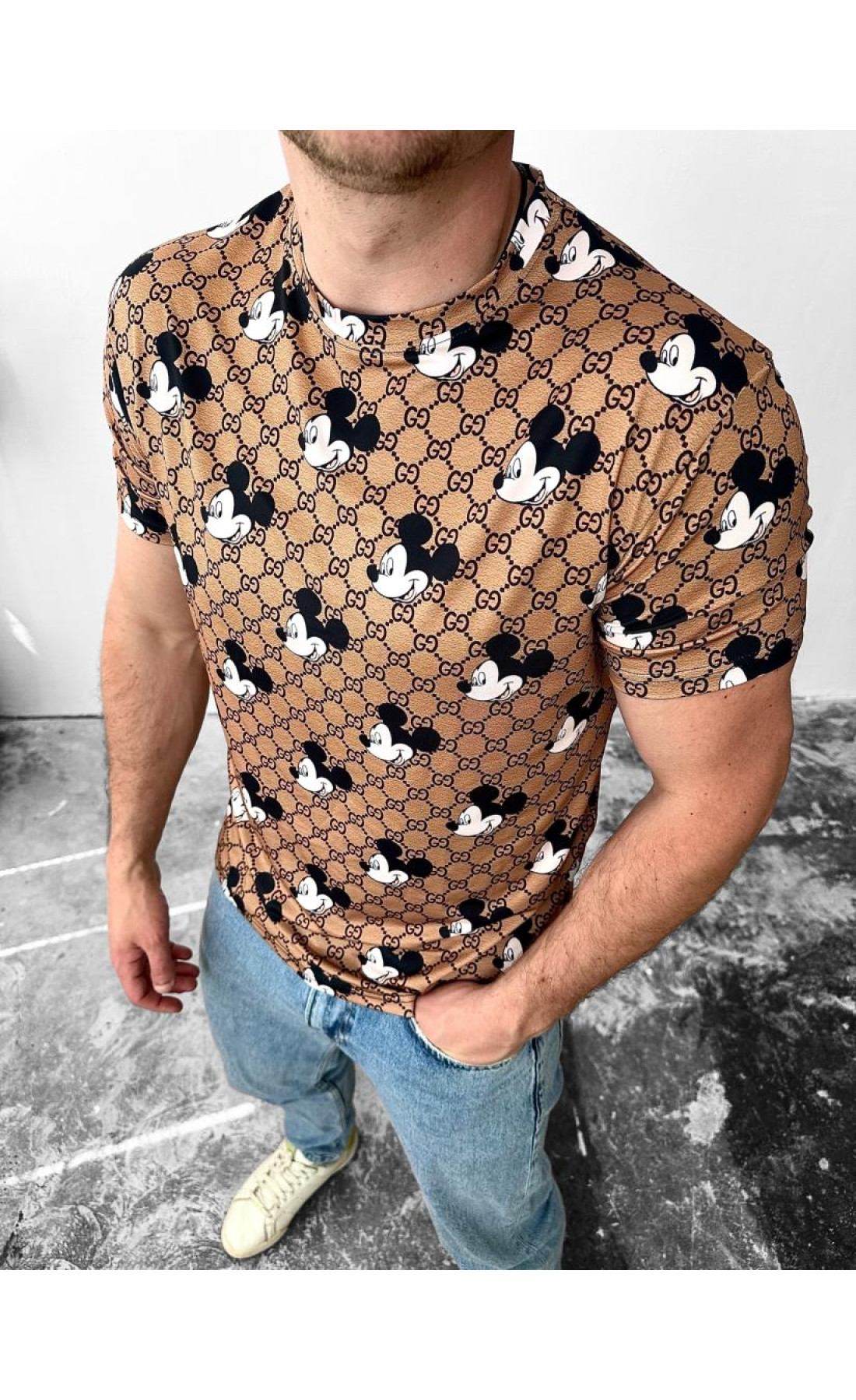 Чоловіча бежева зручна футболка з яскравим мультяшним принтом