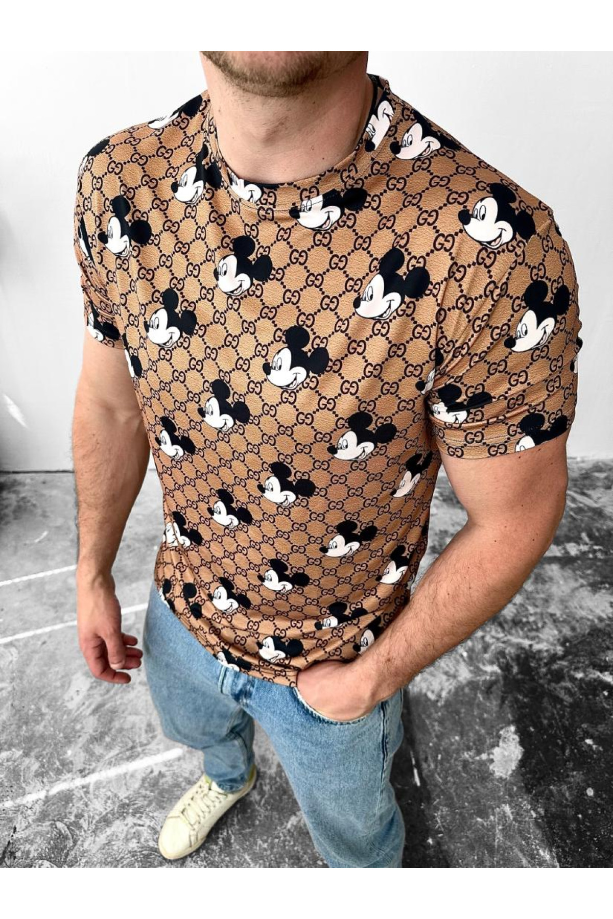 Чоловіча бежева зручна футболка з яскравим мультяшним принтом