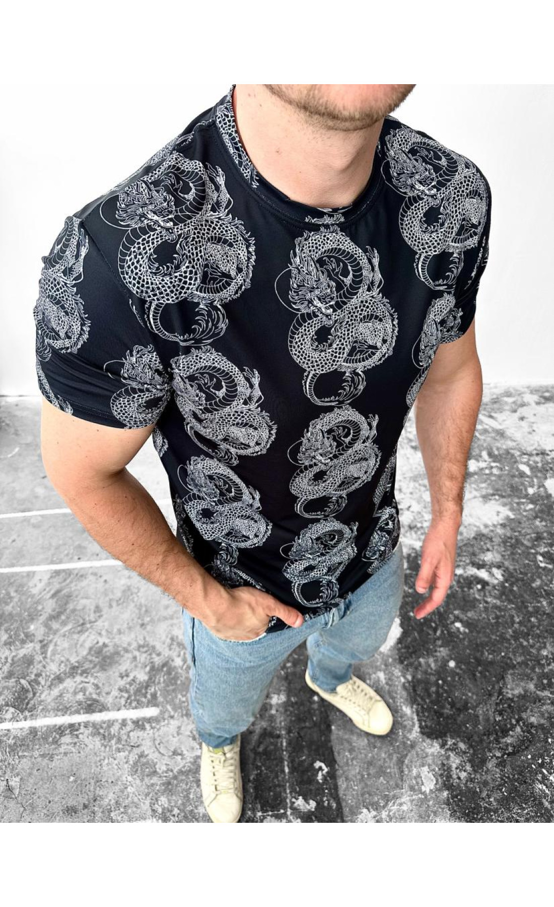 чорна чоловіча літня футболка зі стильним дизайном