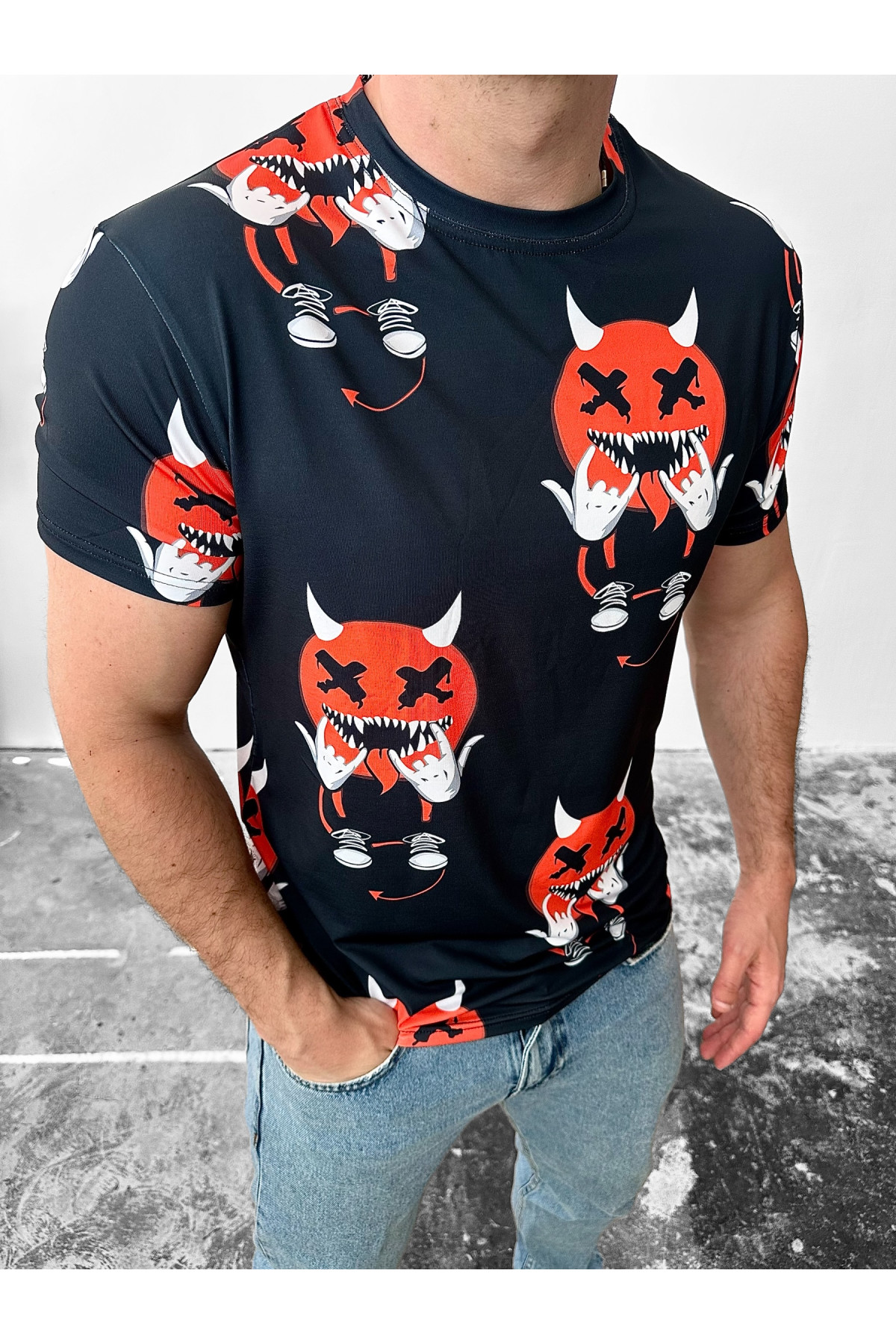 Трендова чорна чоловіча літня футболка з яскравим дизайном