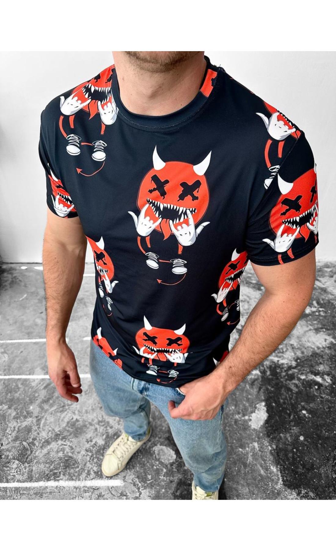 Трендова чорна чоловіча літня футболка з яскравим дизайном