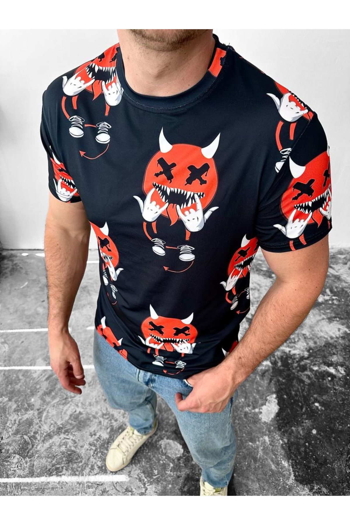 Трендова чорна чоловіча літня футболка з яскравим дизайном