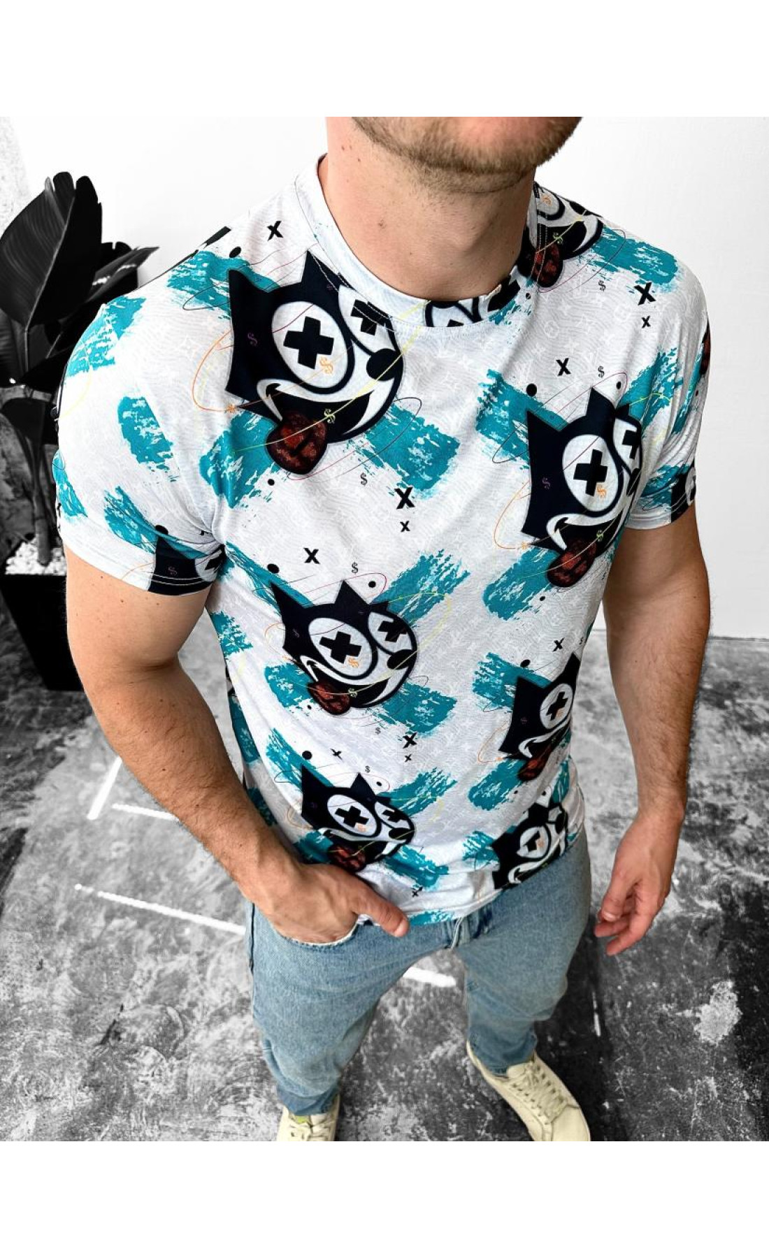 Зручна біла чоловіча літня футболка з яскравим принтом