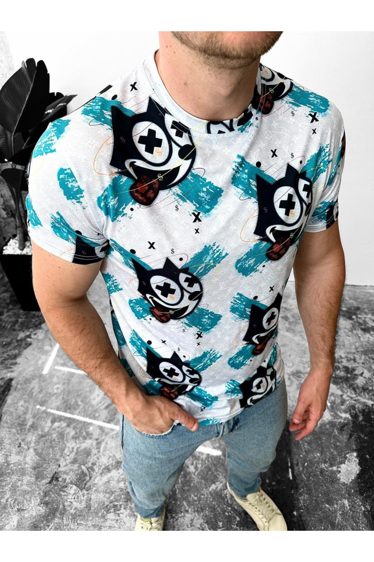 Зручна біла чоловіча літня футболка з яскравим принтом
