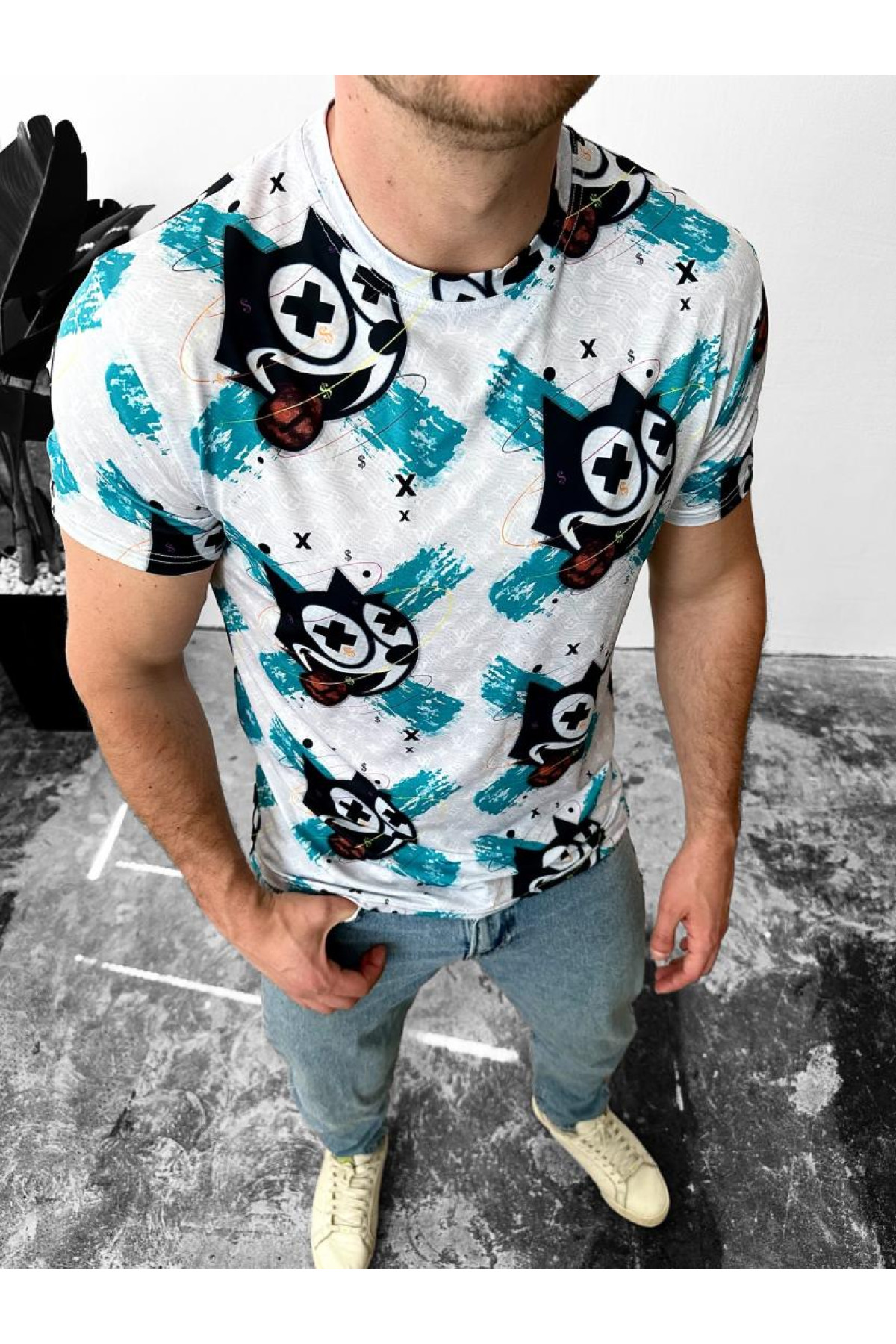 Зручна біла чоловіча літня футболка з яскравим принтом