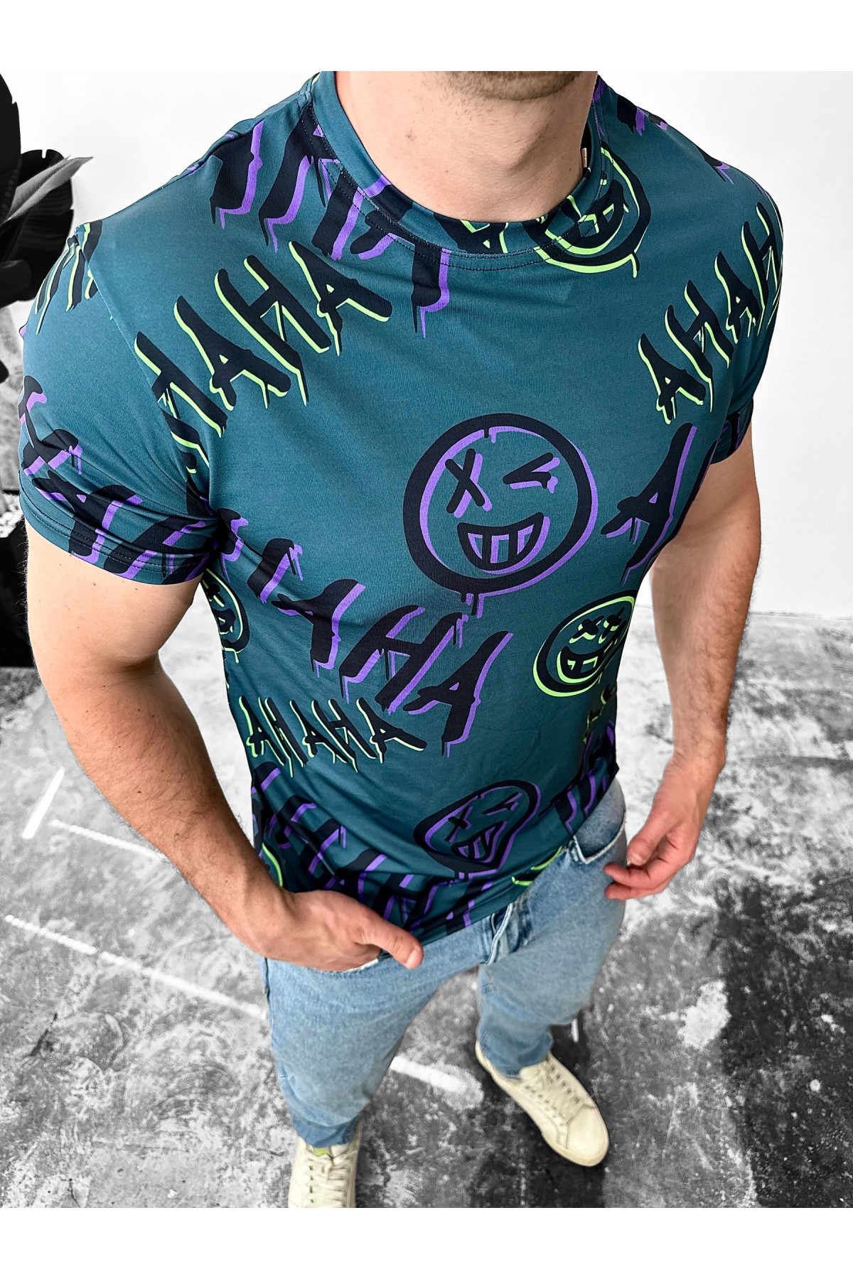 Синя чоловіча зручна літня футболка з яскравим дизайном