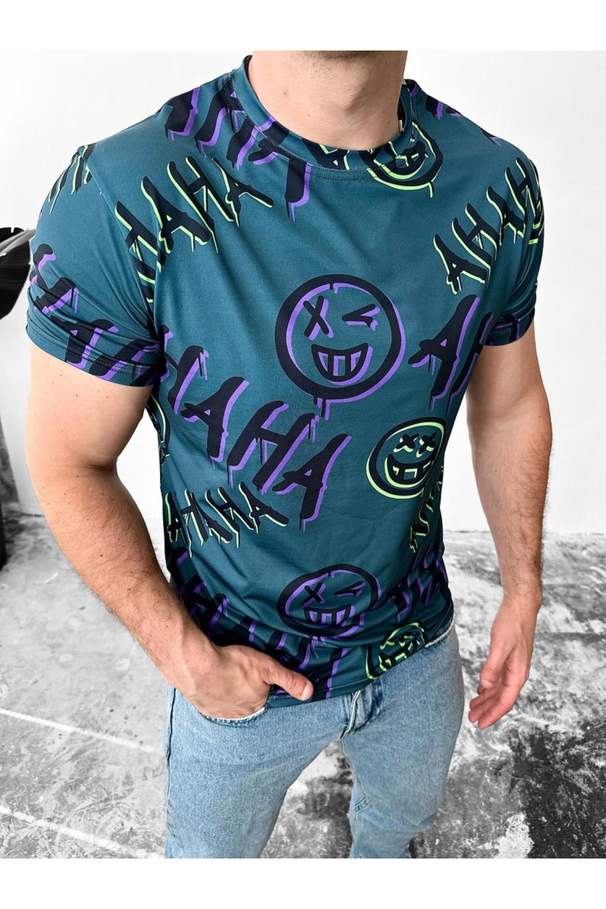 Синя чоловіча зручна літня футболка з яскравим дизайном