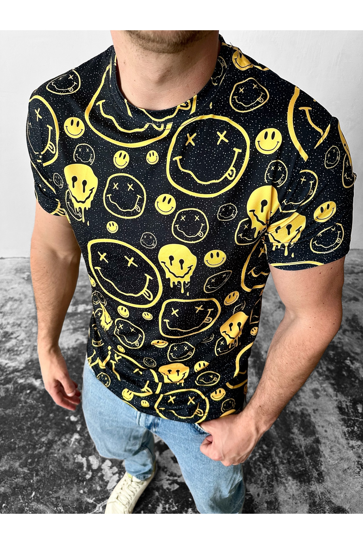 Чорна комфортна чоловіча футболка з яскравим дизайном