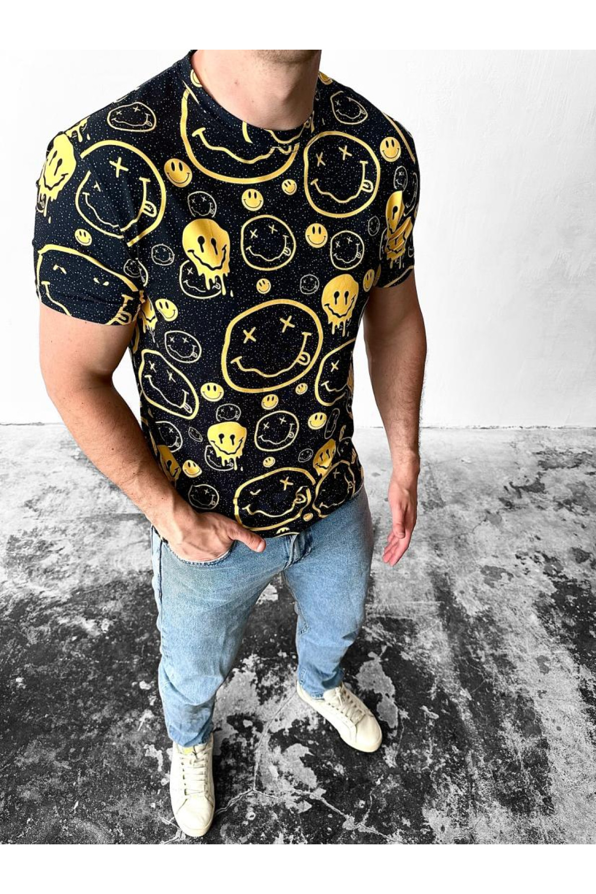 Чорна комфортна чоловіча футболка з яскравим дизайном