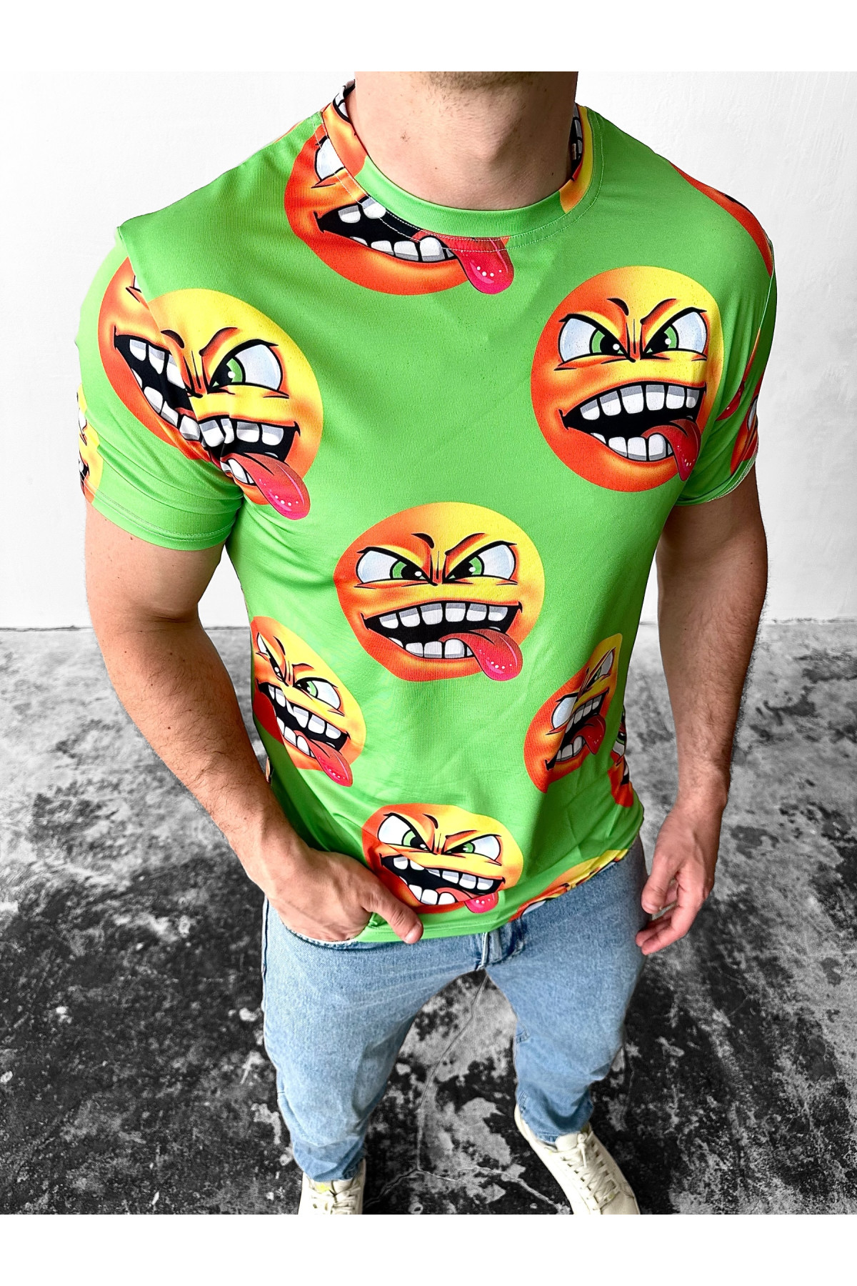 Яскрава зелена чоловіча футболка з модним принтом