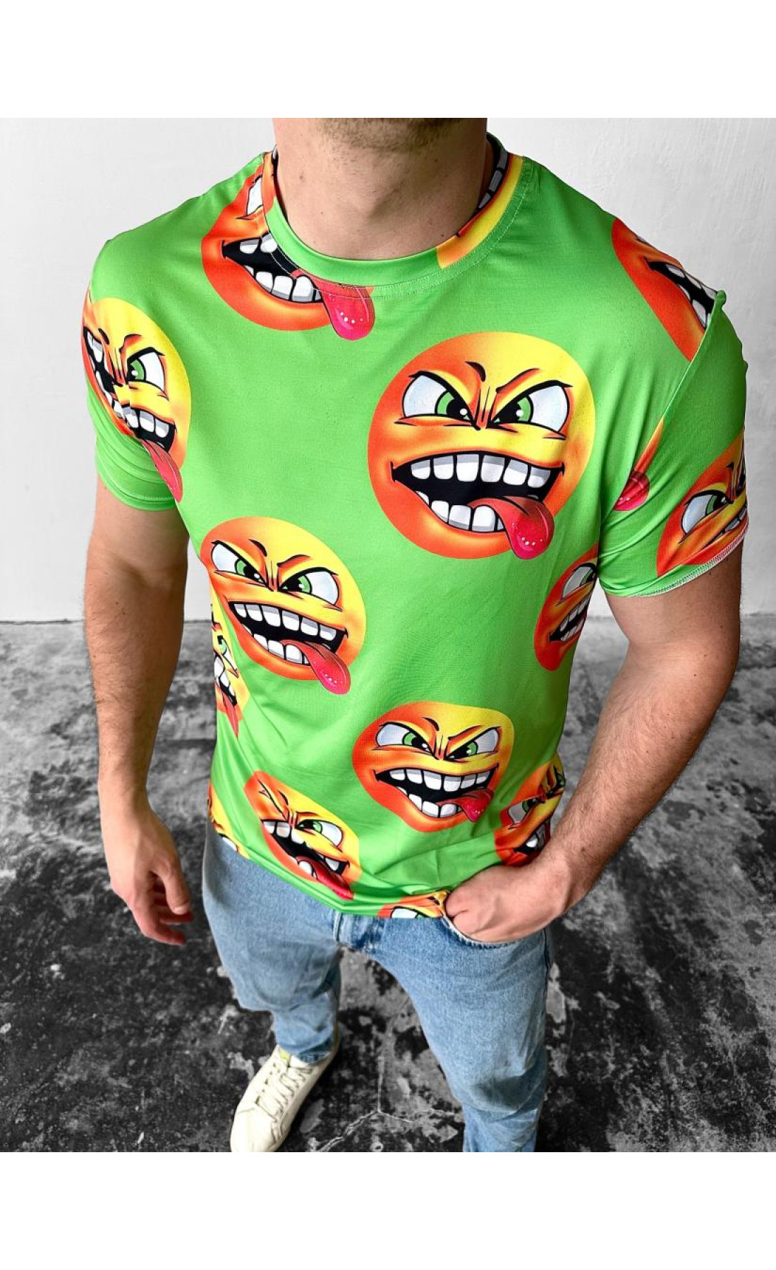 Яскрава зелена чоловіча футболка з модним принтом