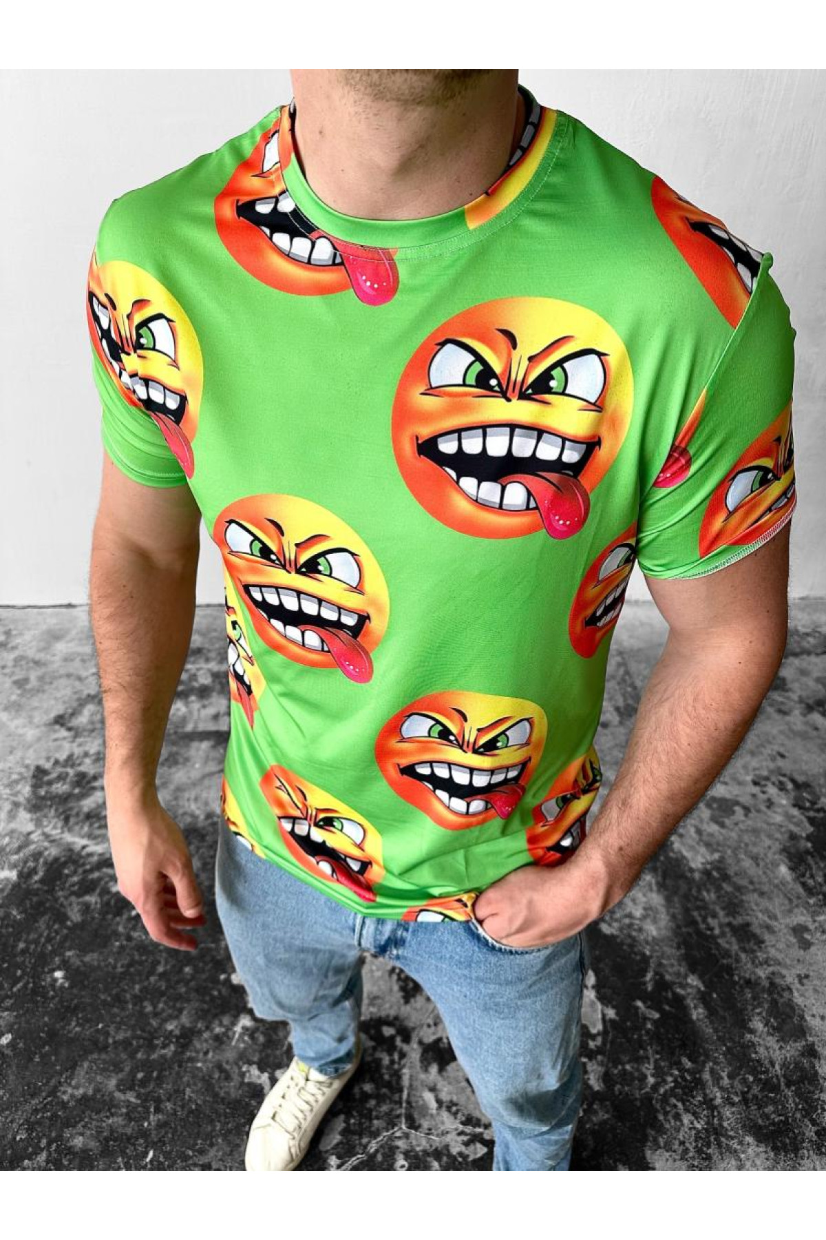 Яскрава зелена чоловіча футболка з модним принтом