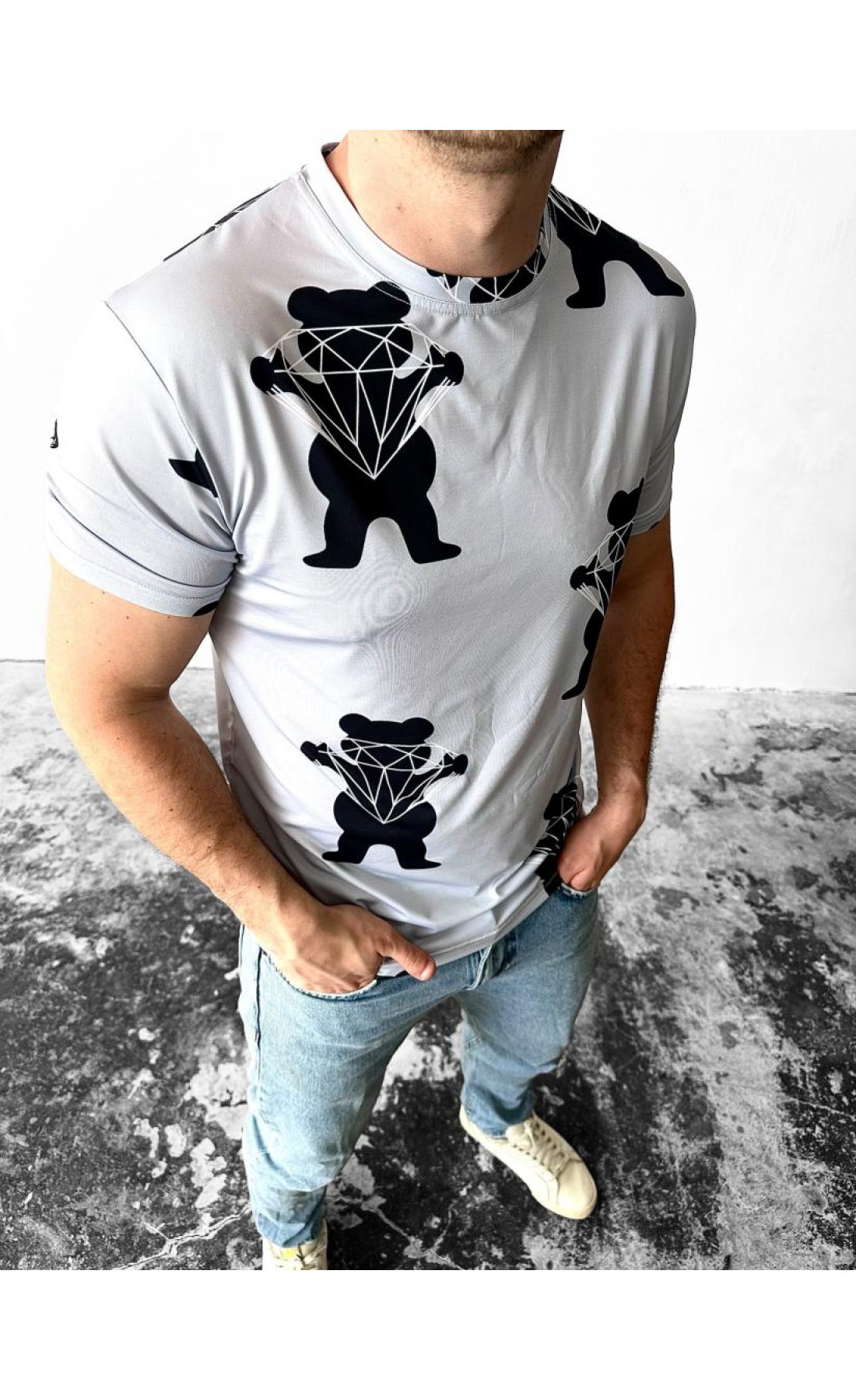 біла чоловіча футболка зі стильним дизайном
