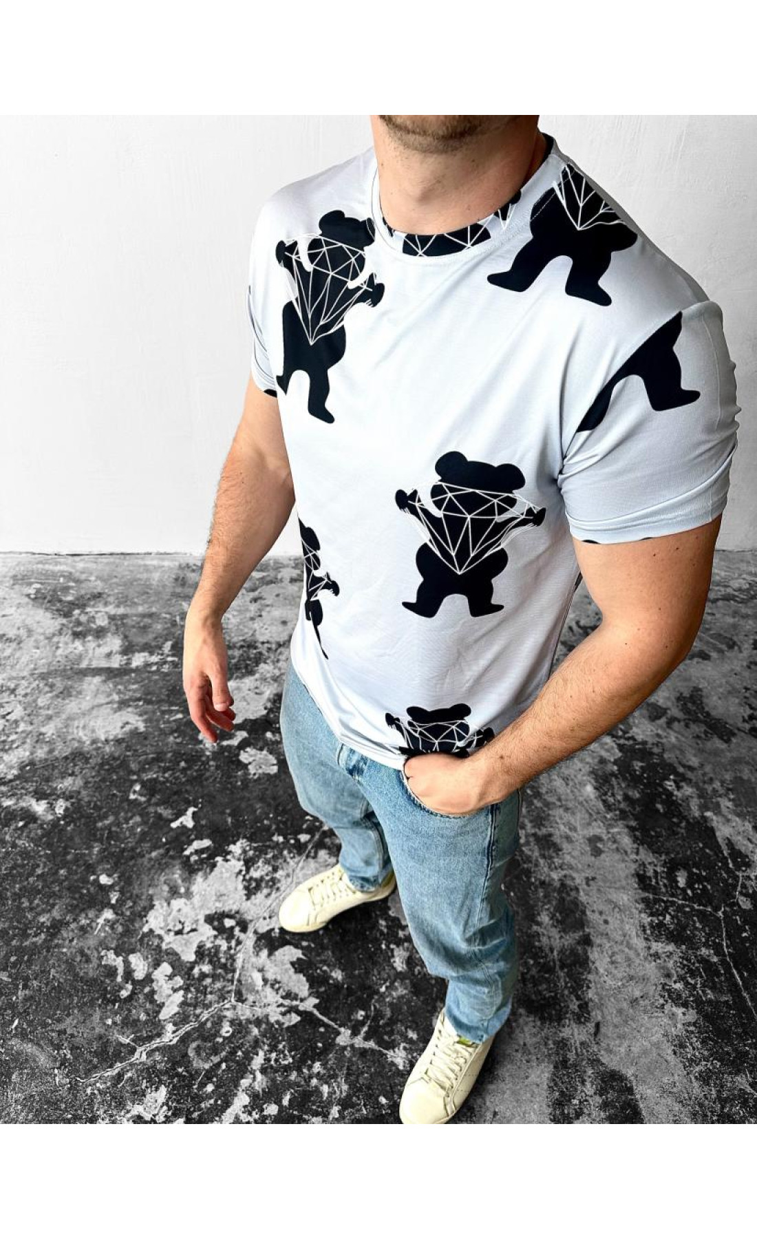 біла чоловіча футболка зі стильним дизайном