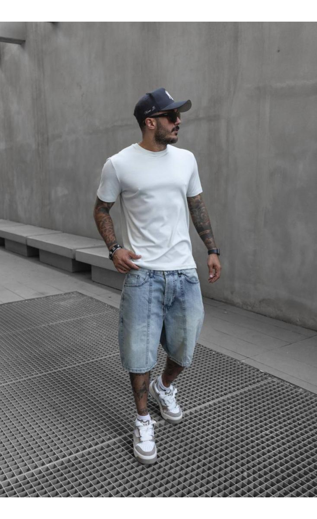 Біла комфортна чоловіча однотонна футболка