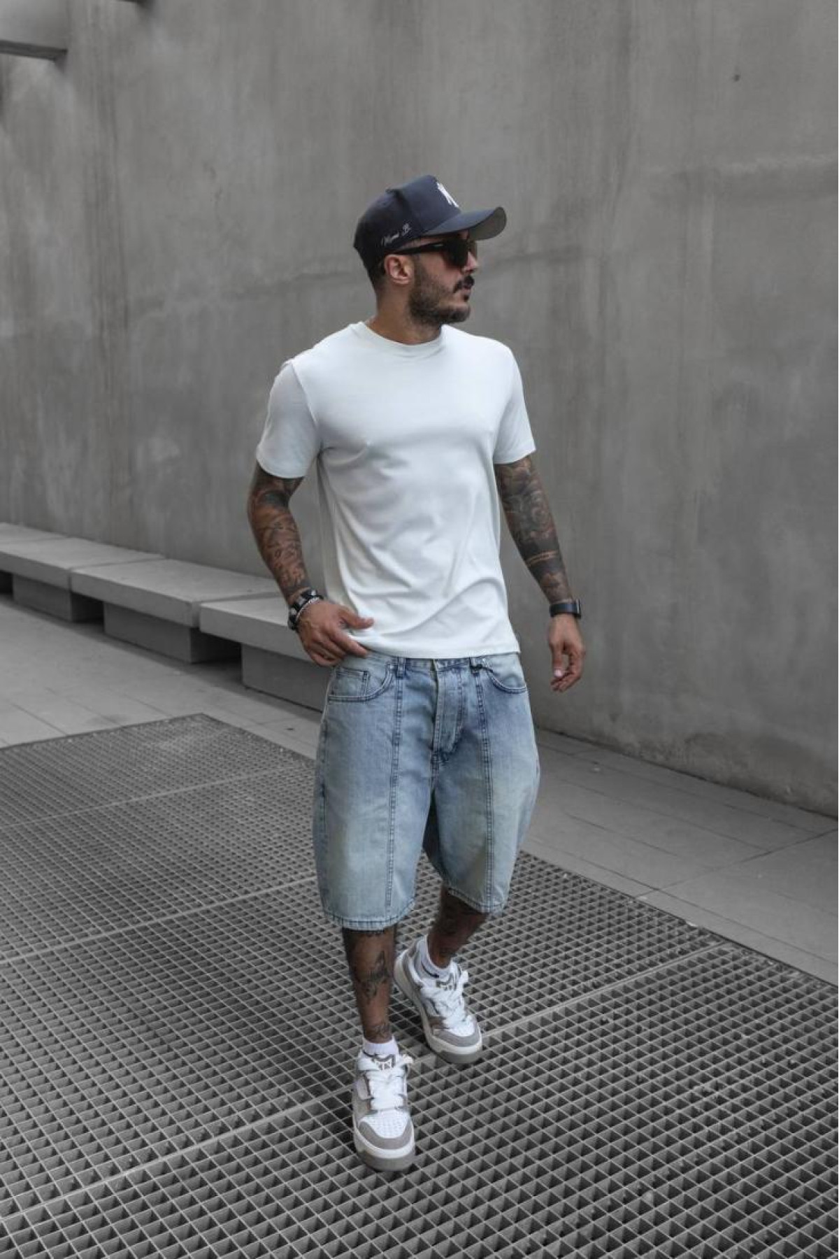 Біла комфортна чоловіча однотонна футболка