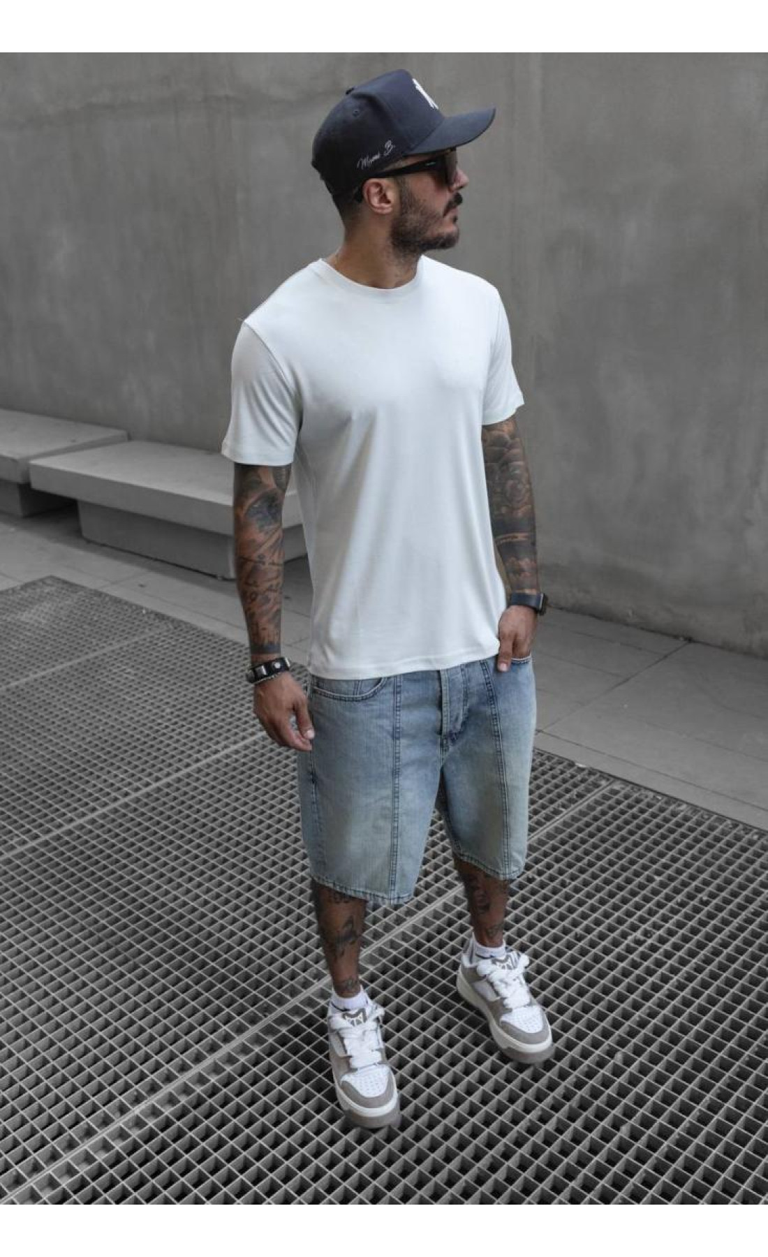 Біла комфортна чоловіча однотонна футболка