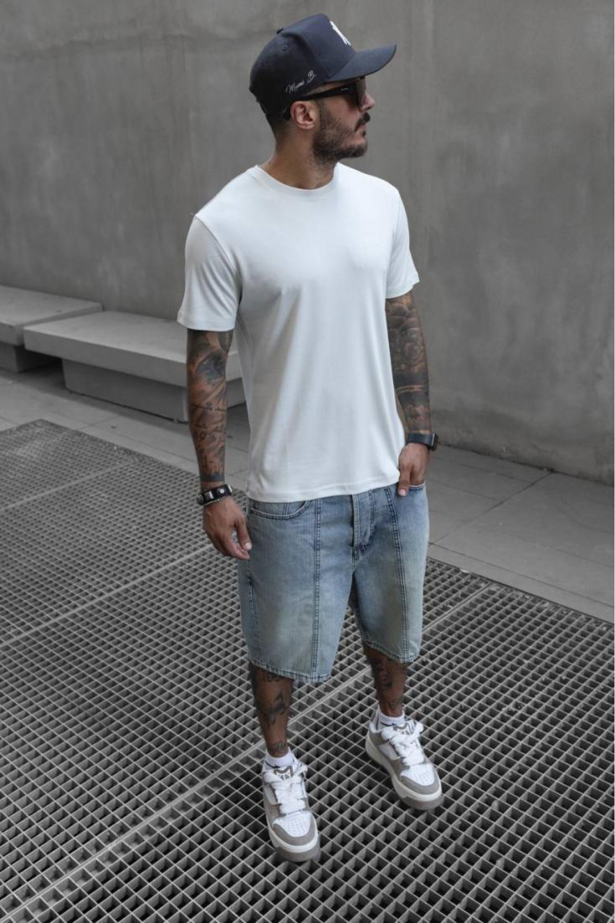 Біла комфортна чоловіча однотонна футболка