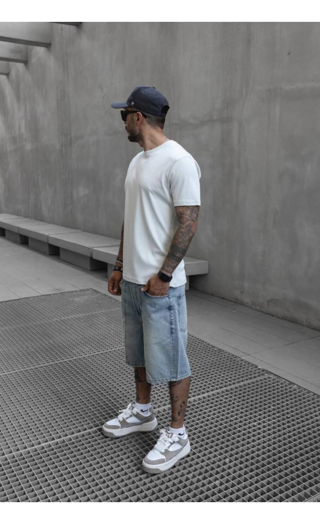 Біла комфортна чоловіча однотонна футболка