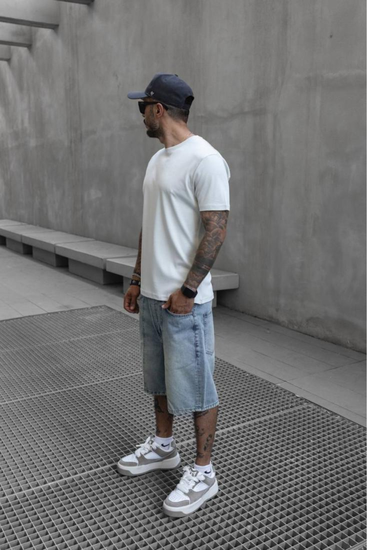 Біла комфортна чоловіча однотонна футболка